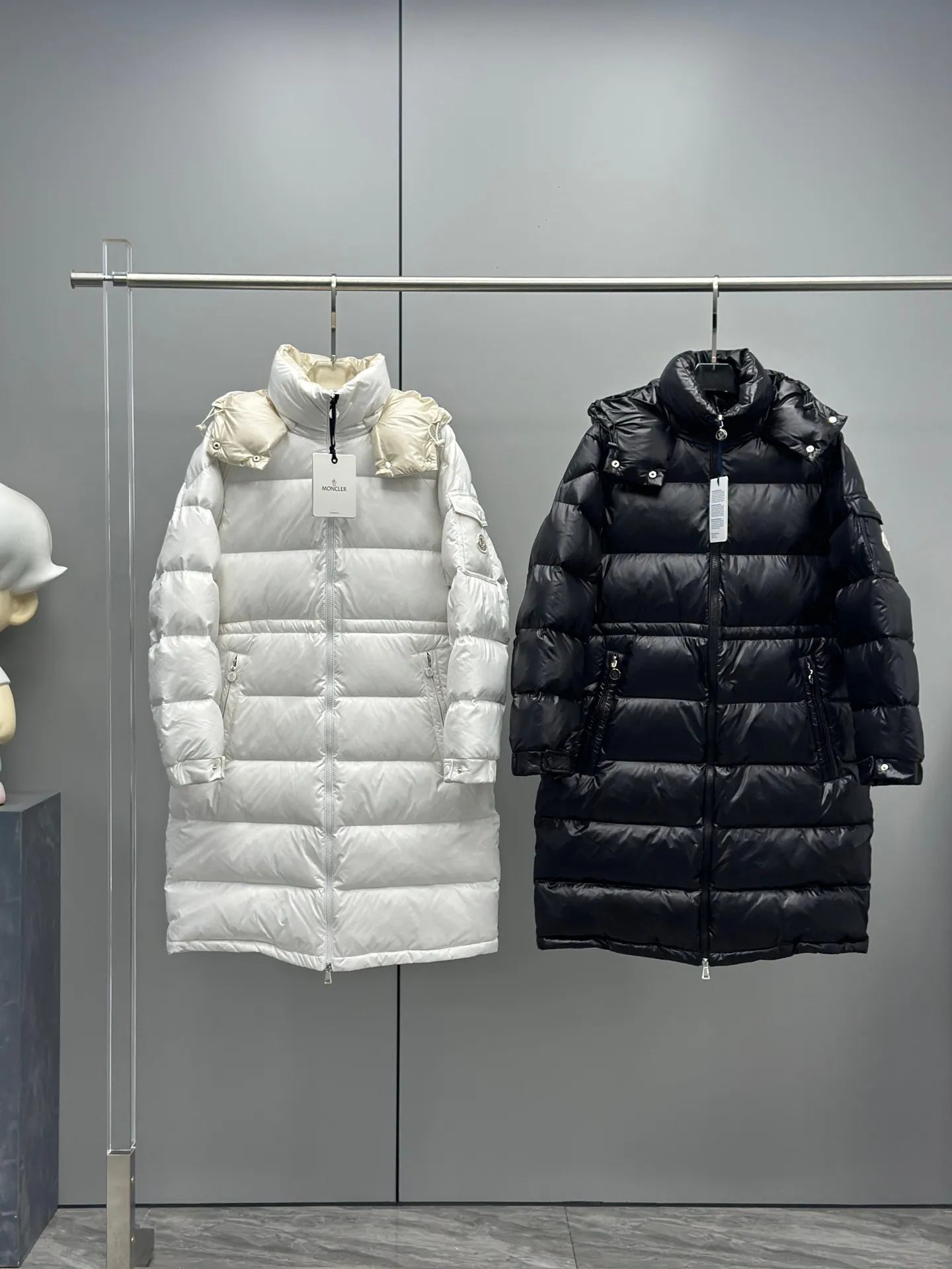 P900 Moncler Autumn and winter Meillon mid-length women's detachable hooded down jacket has a classic style design. The overall length is at the knee. It is a mid-length design. Compared with the longer Cavettaz style, it has greater height limitations. The inner waist design has a waist adjustment design to slim the waist proportion. The hardware is all new elements and designed to open the mold. Color matching in the white hood is very high-end. Black with the same color matching. Simple and handsome. Color: white black Size: 0-1-2-3