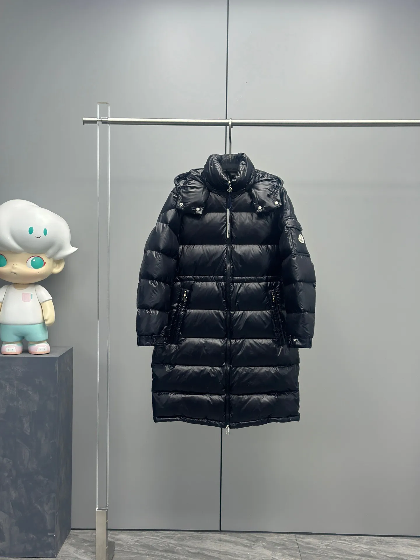 P900 Moncler Autumn and winter Meillon mid-length women's detachable hooded down jacket has a classic style design. The overall length is at the knee. It is a mid-length design. Compared with the longer Cavettaz style, it has greater height limitations. The inner waist design has a waist adjustment design to slim the waist proportion. The hardware is all new elements and designed to open the mold. Color matching in the white hood is very high-end. Black with the same color matching. Simple and handsome. Color: white black Size: 0-1-2-3