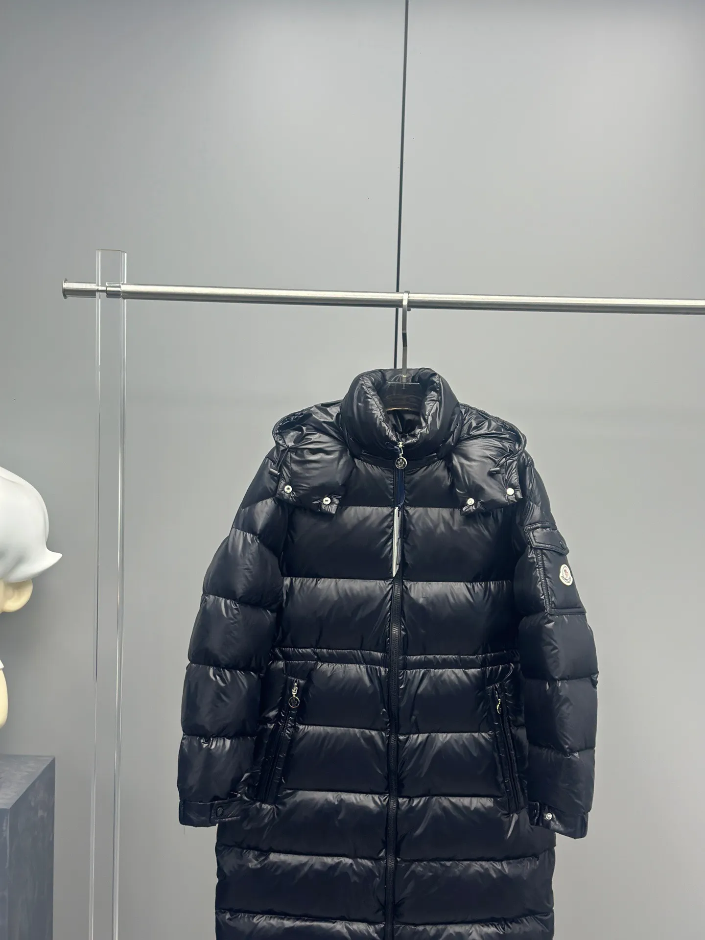 P900 Moncler Autumn and winter Meillon mid-length women's detachable hooded down jacket has a classic style design. The overall length is at the knee. It is a mid-length design. Compared with the longer Cavettaz style, it has greater height limitations. The inner waist design has a waist adjustment design to slim the waist proportion. The hardware is all new elements and designed to open the mold. Color matching in the white hood is very high-end. Black with the same color matching. Simple and handsome. Color: white black Size: 0-1-2-3