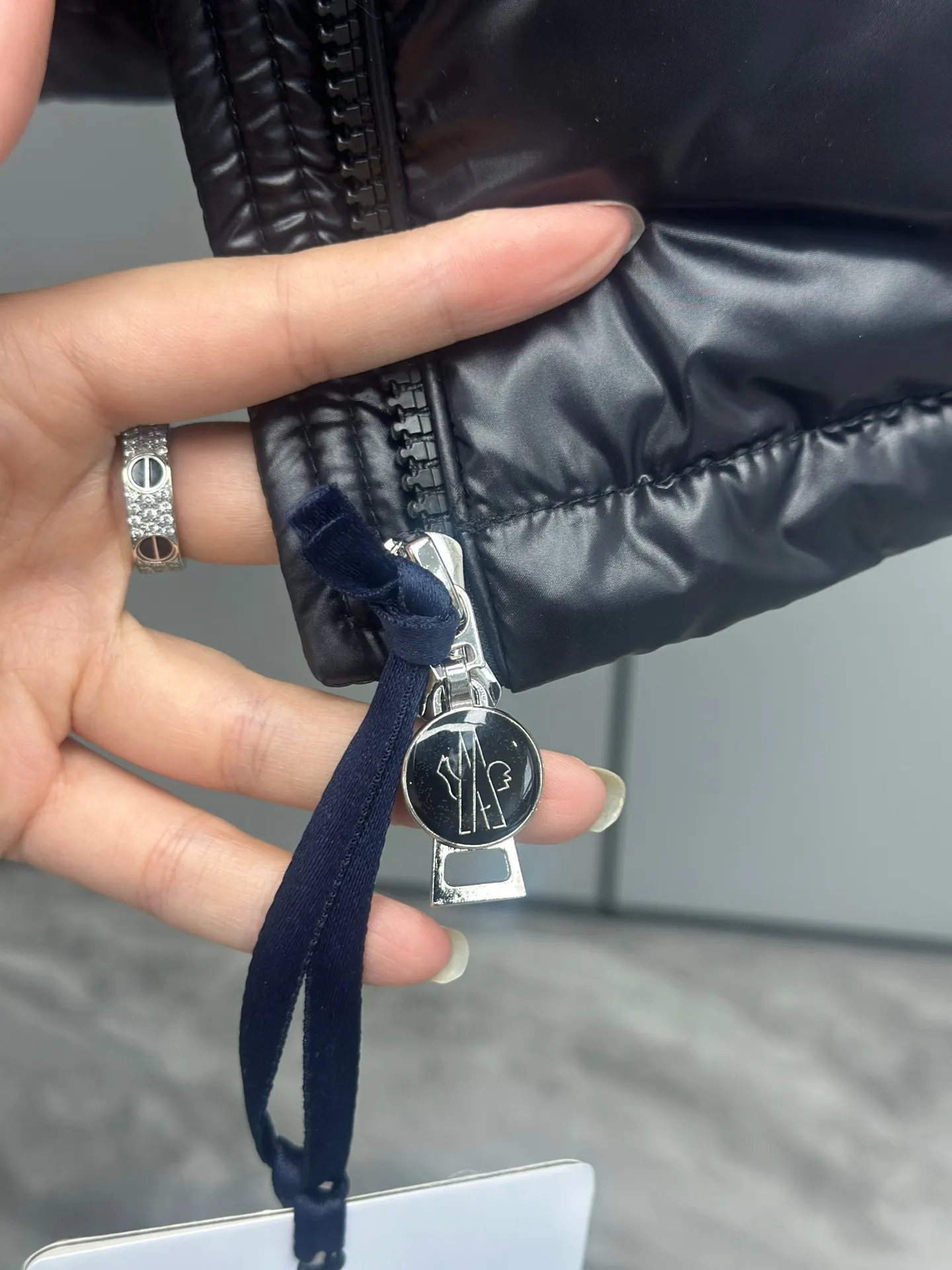 P900 Moncler Autumn and winter Meillon mid-length women's detachable hooded down jacket has a classic style design. The overall length is at the knee. It is a mid-length design. Compared with the longer Cavettaz style, it has greater height limitations. The inner waist design has a waist adjustment design to slim the waist proportion. The hardware is all new elements and designed to open the mold. Color matching in the white hood is very high-end. Black with the same color matching. Simple and handsome. Color: white black Size: 0-1-2-3