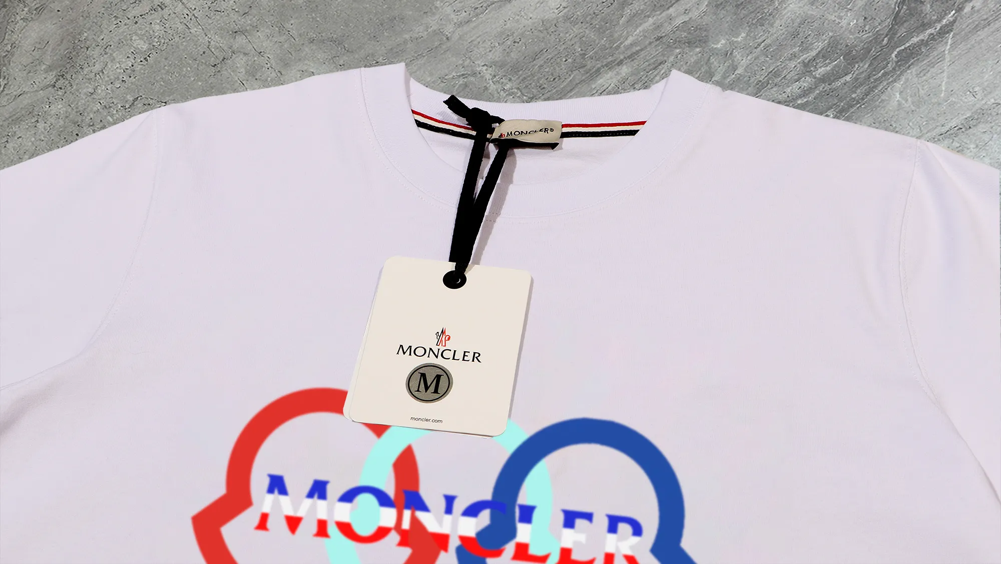 P210 High-version sweatshirt) [Long-term stock] 〖𝐌𝐎𝐍𝐂𝐋𝐄𝐑~Mask〗 Made of 440g heavy-weight fabric. It is different from the market currency. It can be matched with any variety and is properly handsome. 😎The whole dress is made of double waistcoats. The double waistcoats make the whole dress more three-dimensional. Not ordinary factories can do such fine work. 2025 Spring runway version of the T stage, on sale at the counter, round neck terry sweatshirt, high-end double-strand pure cotton, custom-made stretch ribs, dyed in the same vat, complete with three standards, matched with exquisite embroidered LOGO on the chest, simple and advanced, same style for men and women. Color: black, apricot, white, size: S M L XL 2XL