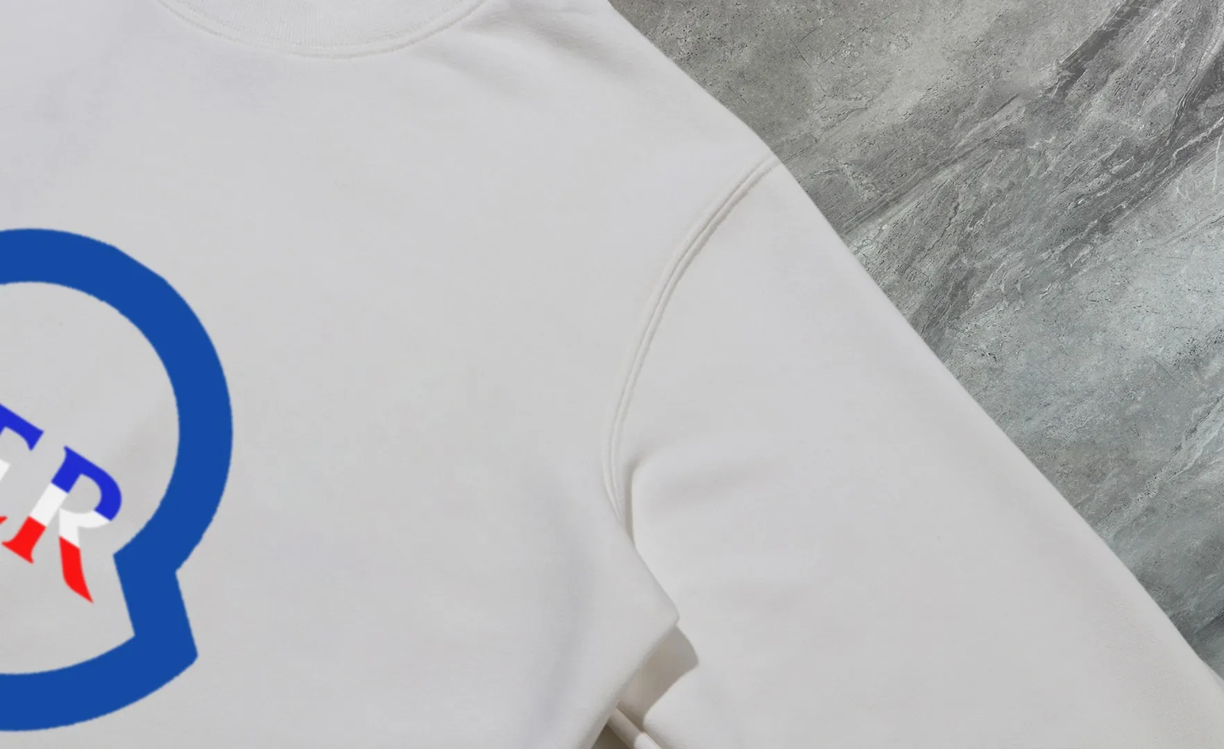 P210 High-version sweatshirt) [Long-term stock] 〖𝐌𝐎𝐍𝐂𝐋𝐄𝐑~Mask〗 Made of 440g heavy-weight fabric. It is different from the market currency. It can be matched with any variety and is properly handsome. 😎The whole dress is made of double waistcoats. The double waistcoats make the whole dress more three-dimensional. Not ordinary factories can do such fine work. 2025 Spring runway version of the T stage, on sale at the counter, round neck terry sweatshirt, high-end double-strand pure cotton, custom-made stretch ribs, dyed in the same vat, complete with three standards, matched with exquisite embroidered LOGO on the chest, simple and advanced, same style for men and women. Color: black, apricot, white, size: S M L XL 2XL