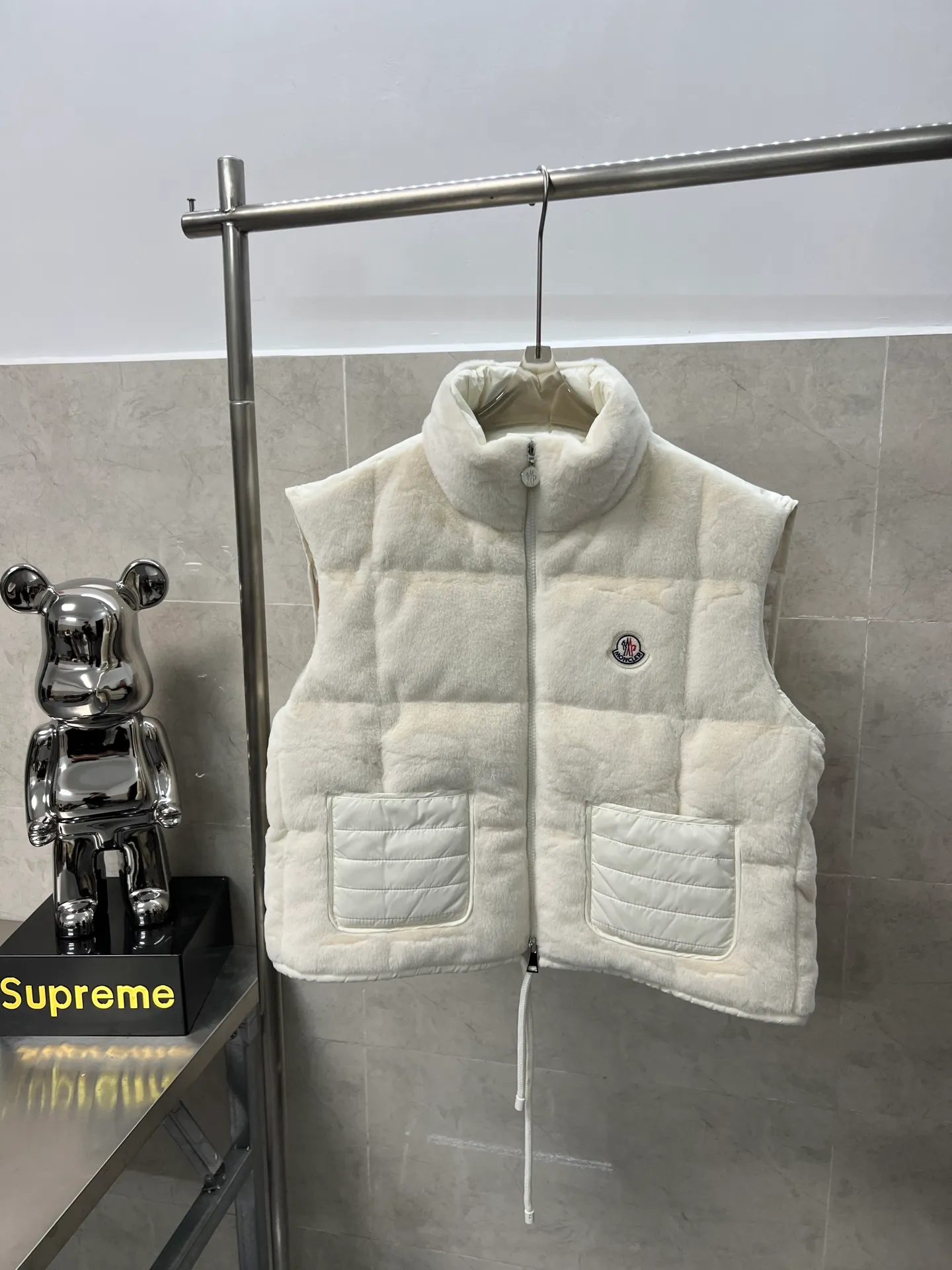 P700 Moncler Arques women's down vest The Arques down vest is made of soft teddy fabric. Polyester lining. Nylon collar. Back yoke and hem are filled with down. Zippered patch pockets. Drawstring hem. Absolutely high quality. Filled with feathers and fluffy. Super heavy-duty fabric. Double-layer anti-velvet liner design. Super windproof. It will be very warm in winter. No problem in wearing it at minus ten degrees. Color: White Pink Size: 1234
