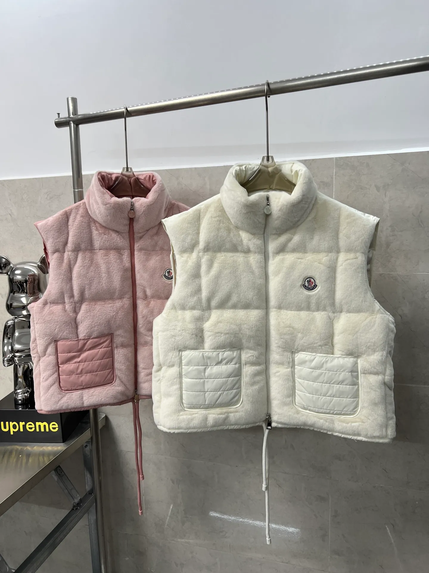 P700 Moncler Arques women's down vest The Arques down vest is made of soft teddy fabric. Polyester lining. Nylon collar. Back yoke and hem are filled with down. Zippered patch pockets. Drawstring hem. Absolutely high quality. Filled with feathers and fluffy. Super heavy-duty fabric. Double-layer anti-velvet liner design. Super windproof. It will be very warm in winter. No problem in wearing it at minus ten degrees. Color: White Pink Size: 1234