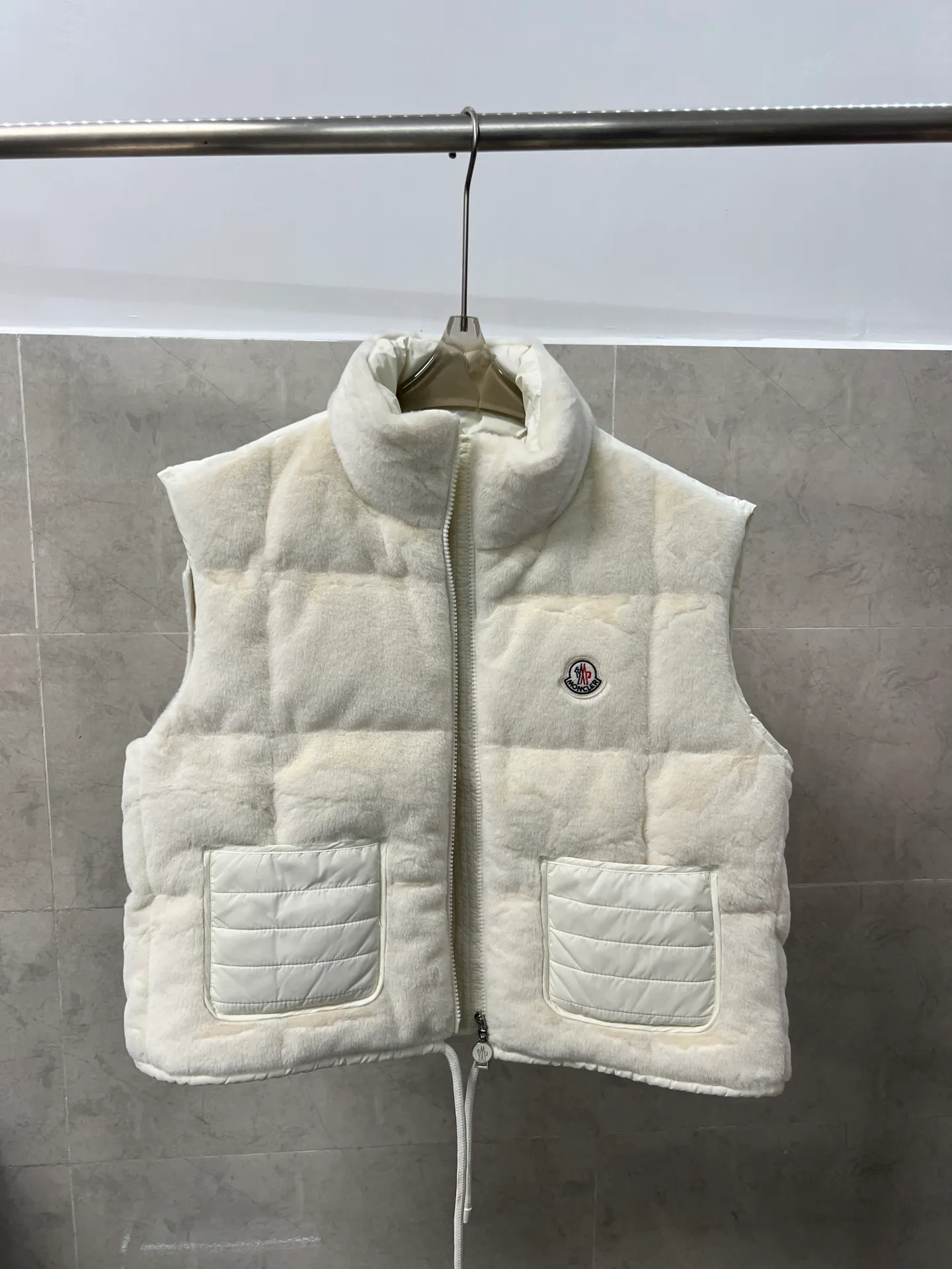 P700 Moncler Arques women's down vest The Arques down vest is made of soft teddy fabric. Polyester lining. Nylon collar. Back yoke and hem are filled with down. Zippered patch pockets. Drawstring hem. Absolutely high quality. Filled with feathers and fluffy. Super heavy-duty fabric. Double-layer anti-velvet liner design. Super windproof. It will be very warm in winter. No problem in wearing it at minus ten degrees. Color: White Pink Size: 1234