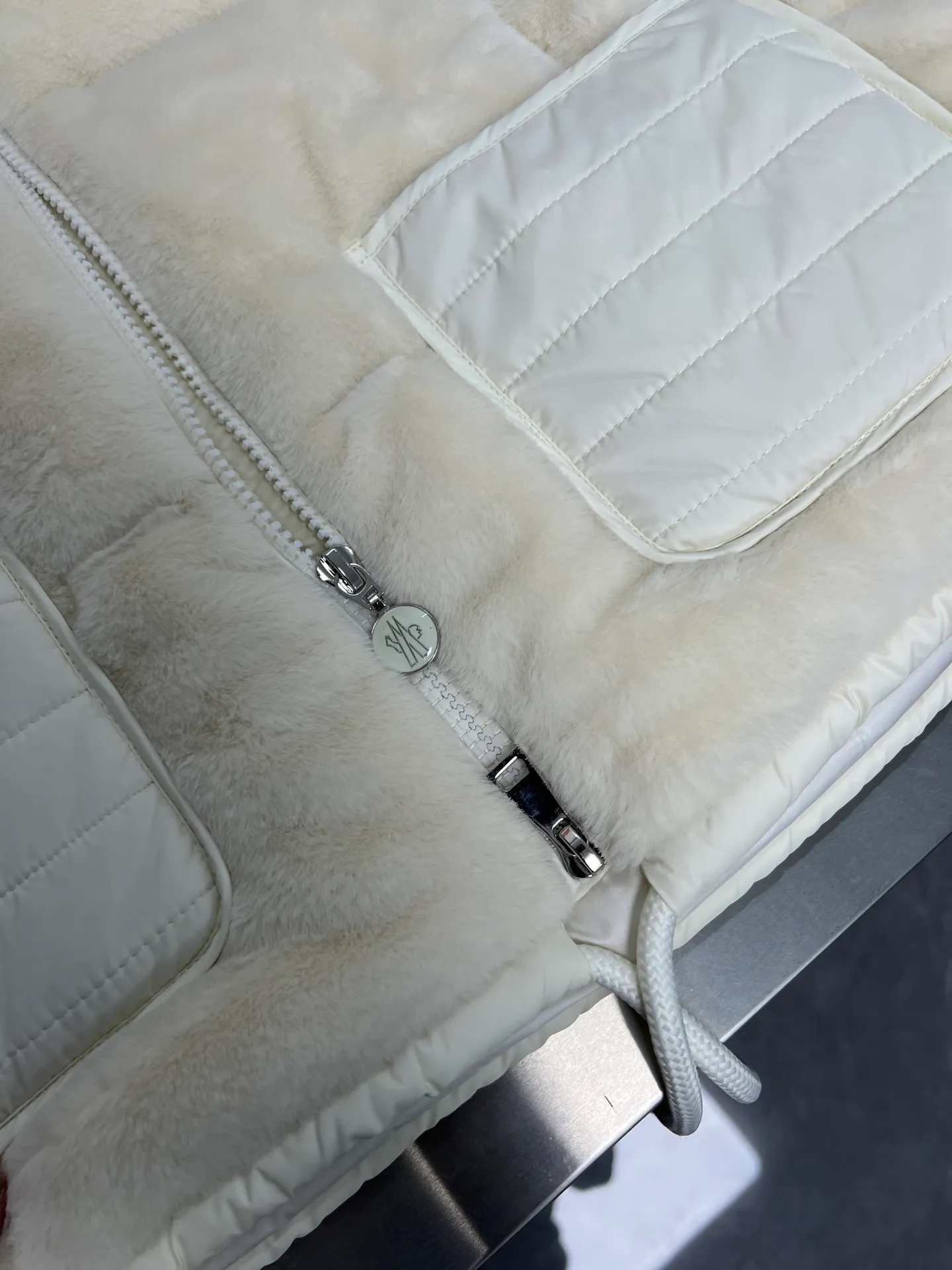 P700 Moncler Arques women's down vest The Arques down vest is made of soft teddy fabric. Polyester lining. Nylon collar. Back yoke and hem are filled with down. Zippered patch pockets. Drawstring hem. Absolutely high quality. Filled with feathers and fluffy. Super heavy-duty fabric. Double-layer anti-velvet liner design. Super windproof. It will be very warm in winter. No problem in wearing it at minus ten degrees. Color: White Pink Size: 1234
