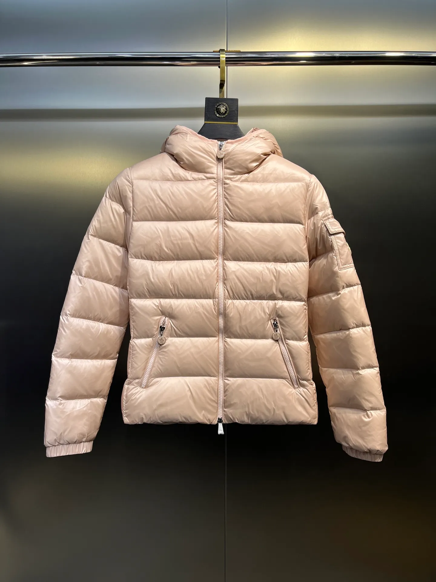 P980 moncler 🌟 2025 autumn and winter new down jacket. Original customized hardware accessories are all imported and original customization. Welcome to compare. Absolutely high quality. Made of top 90 white duck down. Super soft. Filled with fluffy and full feathers. Super heavy work. Fabric workmanship and perfect pattern. Pay attention to the fabric. Super comfortable. Exclusive model. Non-market goods. Same sizes for men and women.  size: 1234
