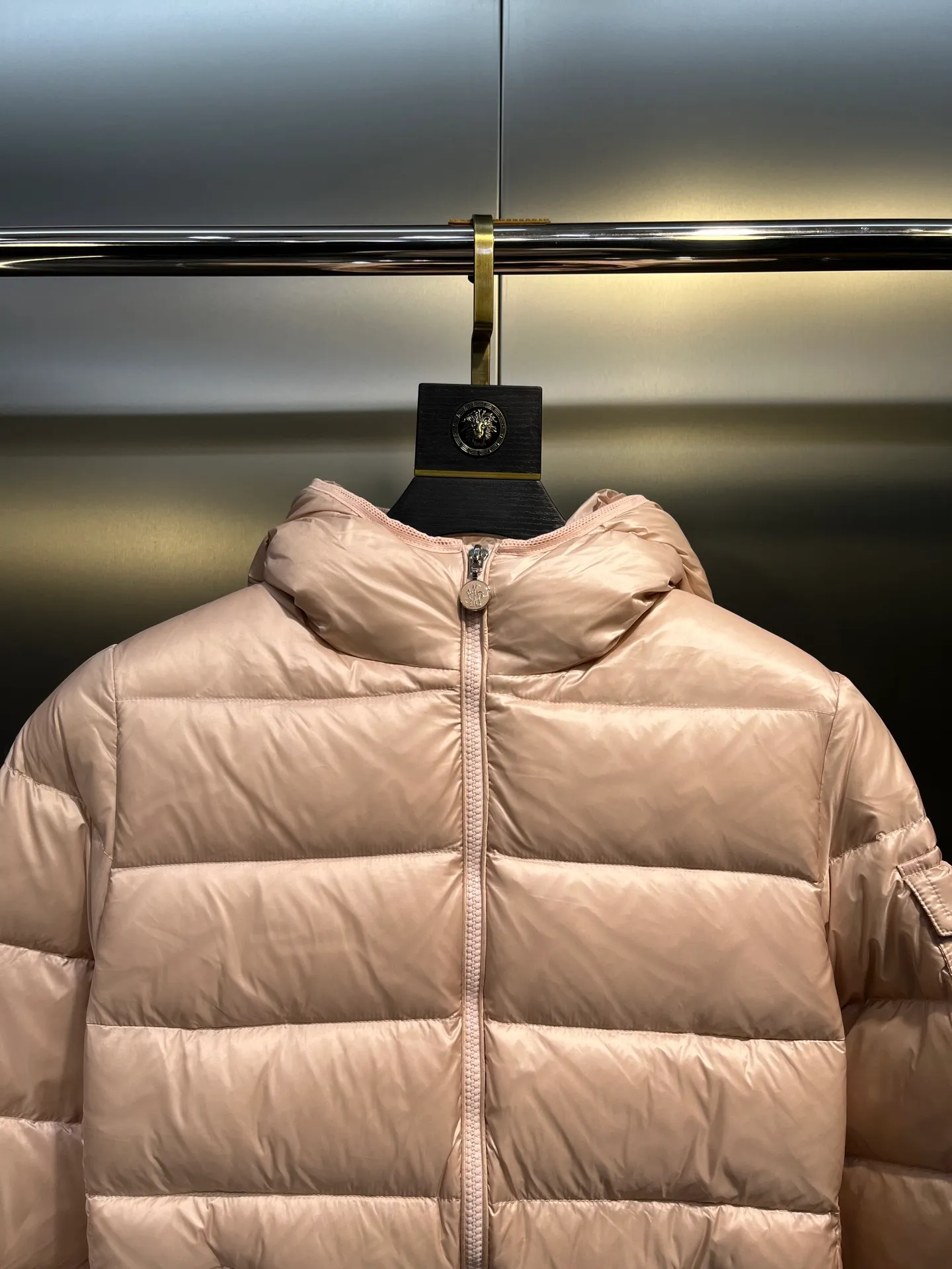 P980 moncler 🌟 2025 autumn and winter new down jacket. Original customized hardware accessories are all imported and original customization. Welcome to compare. Absolutely high quality. Made of top 90 white duck down. Super soft. Filled with fluffy and full feathers. Super heavy work. Fabric workmanship and perfect pattern. Pay attention to the fabric. Super comfortable. Exclusive model. Non-market goods. Same sizes for men and women.  size: 1234