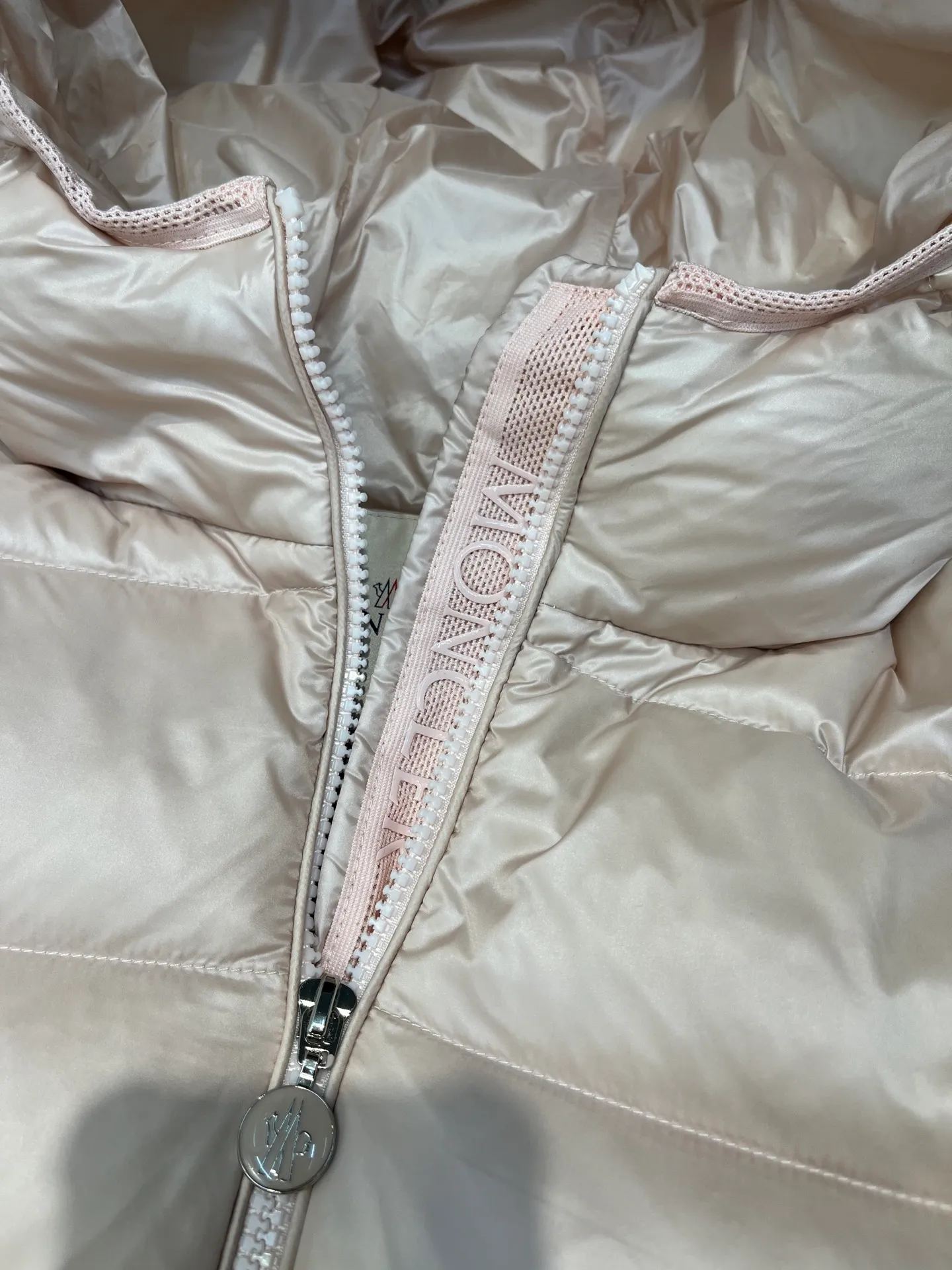 P980 moncler 🌟 2025 autumn and winter new down jacket. Original customized hardware accessories are all imported and original customization. Welcome to compare. Absolutely high quality. Made of top 90 white duck down. Super soft. Filled with fluffy and full feathers. Super heavy work. Fabric workmanship and perfect pattern. Pay attention to the fabric. Super comfortable. Exclusive model. Non-market goods. Same sizes for men and women.  size: 1234