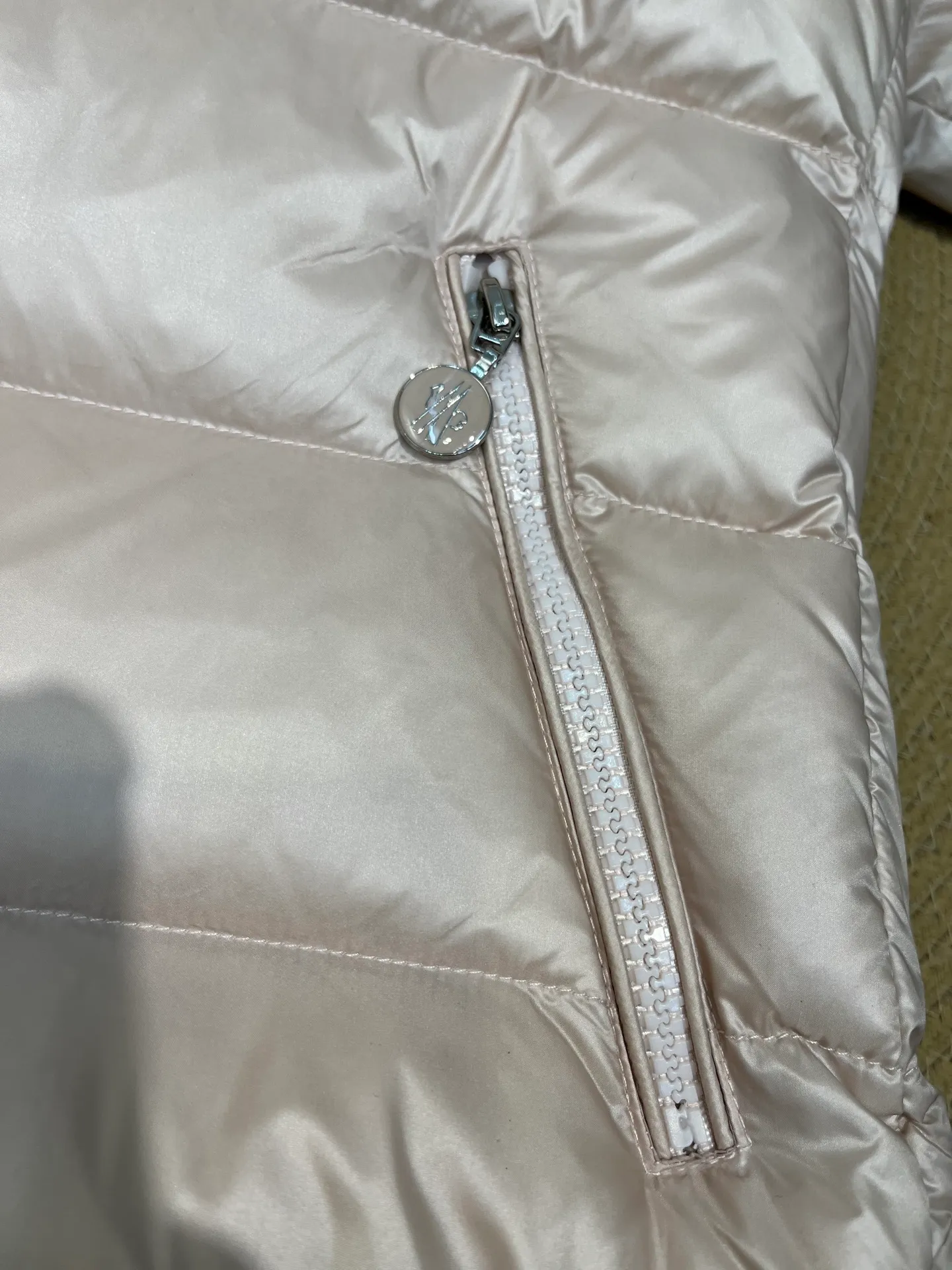 P980 moncler 🌟 2025 autumn and winter new down jacket. Original customized hardware accessories are all imported and original customization. Welcome to compare. Absolutely high quality. Made of top 90 white duck down. Super soft. Filled with fluffy and full feathers. Super heavy work. Fabric workmanship and perfect pattern. Pay attention to the fabric. Super comfortable. Exclusive model. Non-market goods. Same sizes for men and women.  size: 1234
