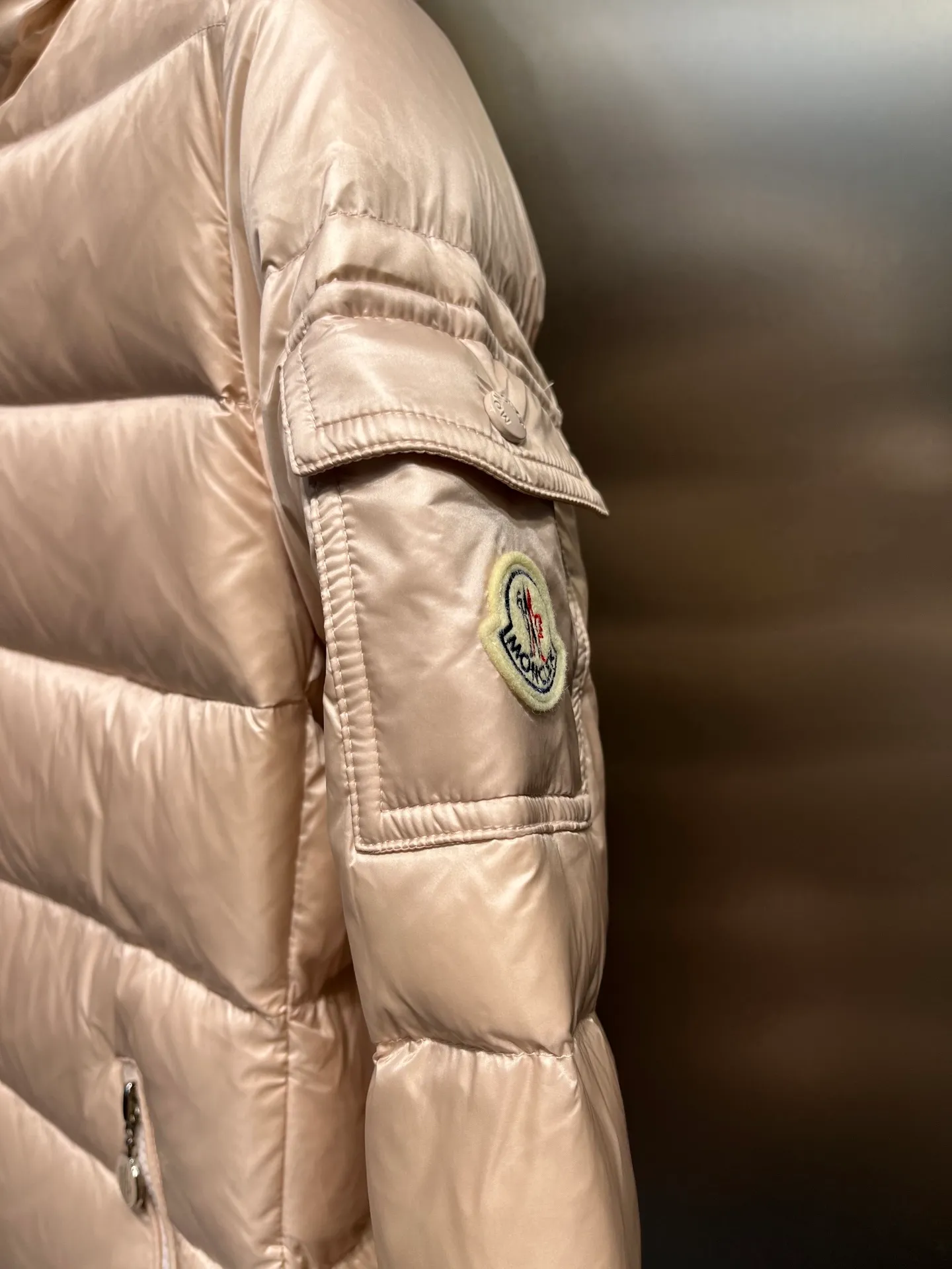 P980 moncler 🌟 2025 autumn and winter new down jacket. Original customized hardware accessories are all imported and original customization. Welcome to compare. Absolutely high quality. Made of top 90 white duck down. Super soft. Filled with fluffy and full feathers. Super heavy work. Fabric workmanship and perfect pattern. Pay attention to the fabric. Super comfortable. Exclusive model. Non-market goods. Same sizes for men and women.  size: 1234