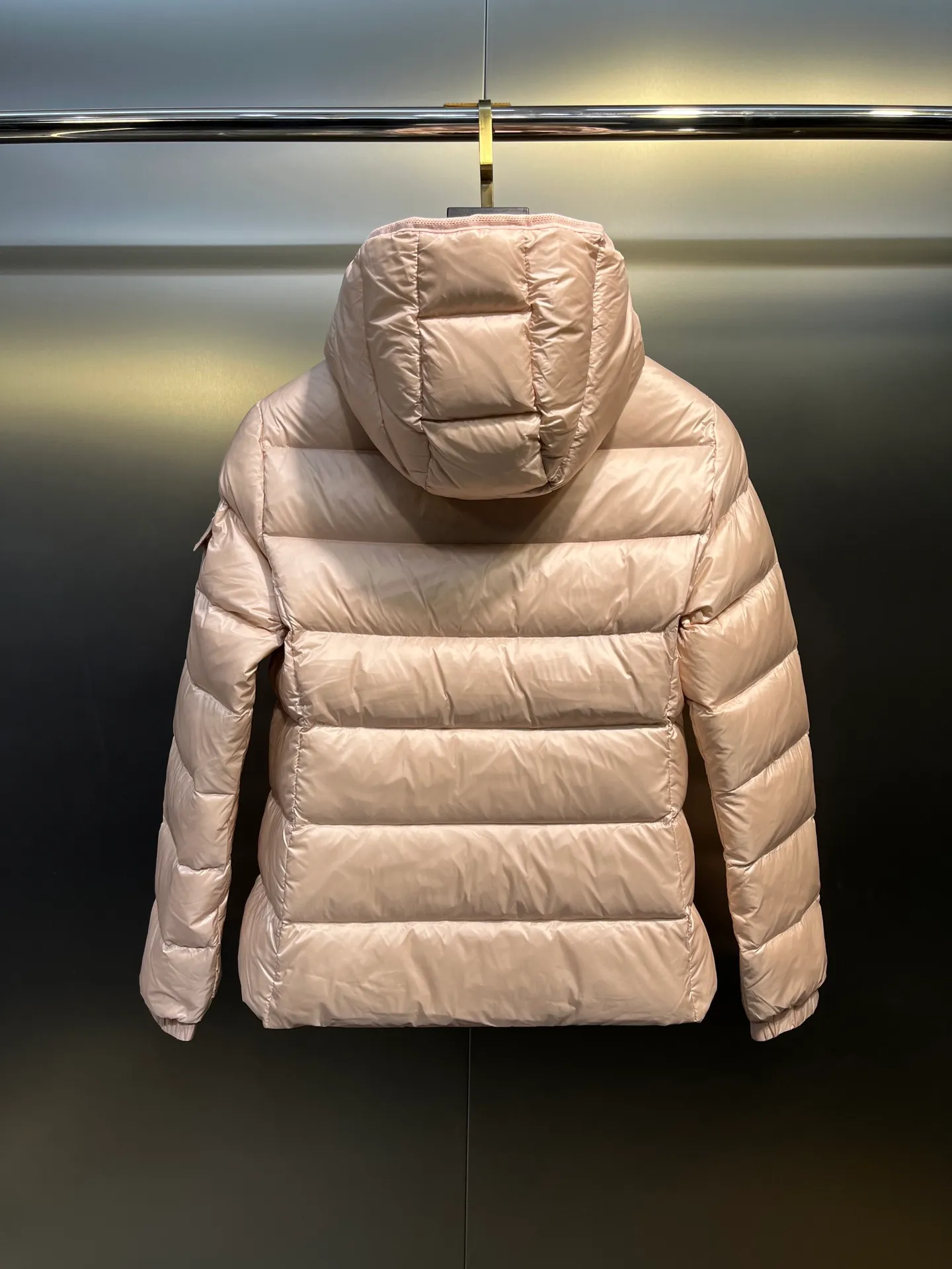 P980 moncler 🌟 2025 autumn and winter new down jacket. Original customized hardware accessories are all imported and original customization. Welcome to compare. Absolutely high quality. Made of top 90 white duck down. Super soft. Filled with fluffy and full feathers. Super heavy work. Fabric workmanship and perfect pattern. Pay attention to the fabric. Super comfortable. Exclusive model. Non-market goods. Same sizes for men and women.  size: 1234