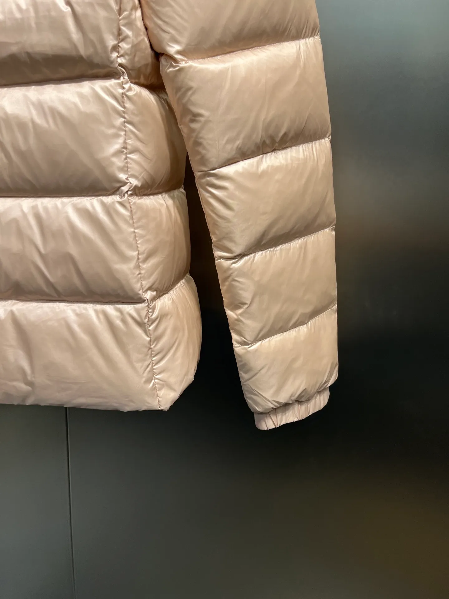 P980 moncler 🌟 2025 autumn and winter new down jacket. Original customized hardware accessories are all imported and original customization. Welcome to compare. Absolutely high quality. Made of top 90 white duck down. Super soft. Filled with fluffy and full feathers. Super heavy work. Fabric workmanship and perfect pattern. Pay attention to the fabric. Super comfortable. Exclusive model. Non-market goods. Same sizes for men and women.  size: 1234