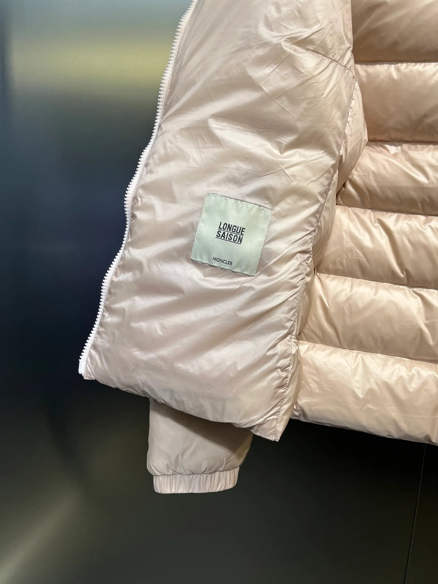 P980 moncler 🌟 2025 autumn and winter new down jacket. Original customized hardware accessories are all imported and original customization. Welcome to compare. Absolutely high quality. Made of top 90 white duck down. Super soft. Filled with fluffy and full feathers. Super heavy work. Fabric workmanship and perfect pattern. Pay attention to the fabric. Super comfortable. Exclusive model. Non-market goods. Same sizes for men and women.  size: 1234