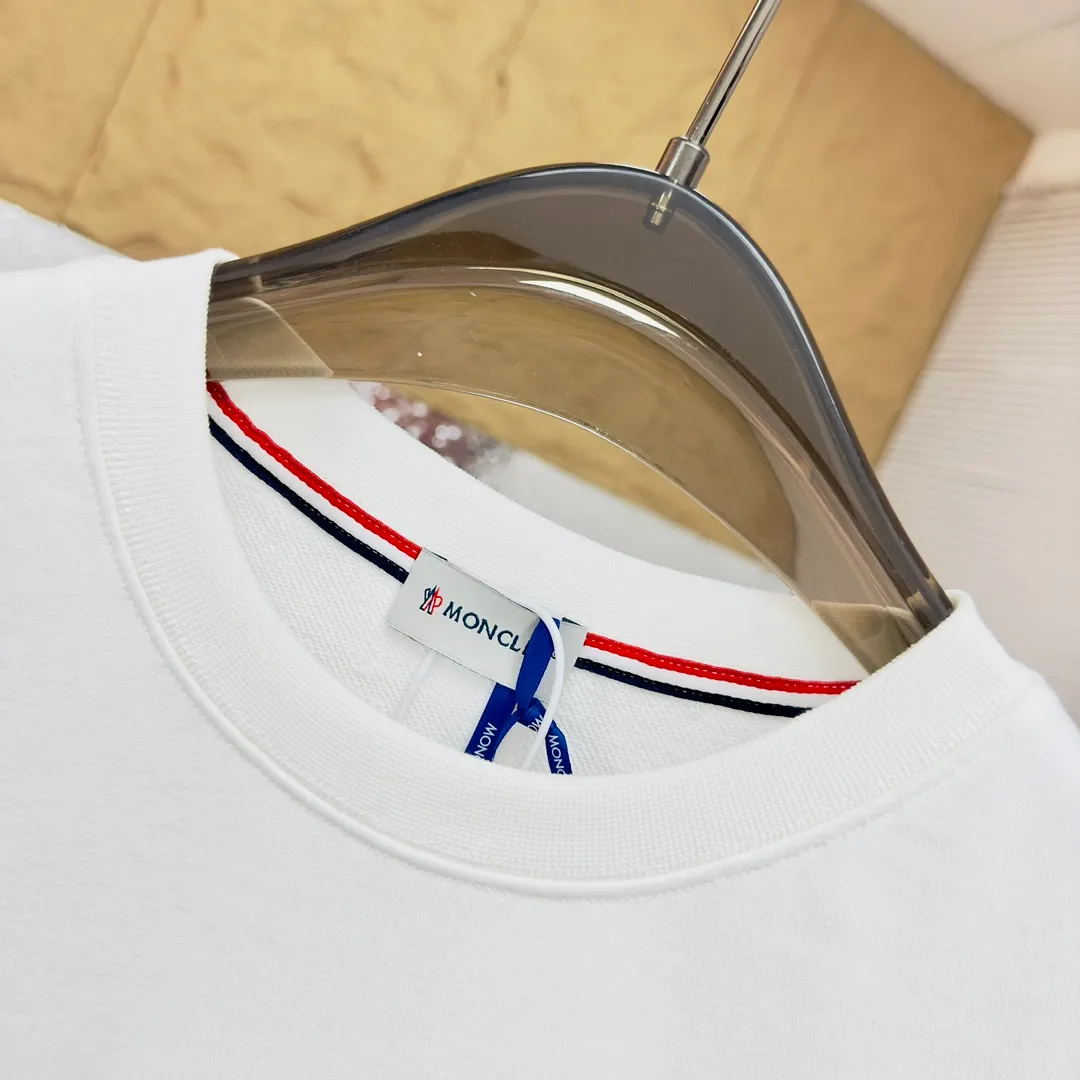 P280 Brand: Mengkou🤳𝐌𝐎𝐍𝐂𝐋𝐄𝐑 Fabric: ☑️Made of 440g double-strand pure cotton terry👕 Fabric: ☑️Thread with 1*1 double yarn thread. 🔜Comes with dyeing in the same tank. Craftsmanship: ☑️The embroidery uses 3D three-dimensional embroidery technology, 🇧🇫The original computer scan and print is restored 1:1. The pattern is clear and the needle count is dense. It is a rare high-end product on the market! 🇲🇩All three standards are complete! Size: ☑️S 〰️M 〰️L 〰️XL 〰️XXL