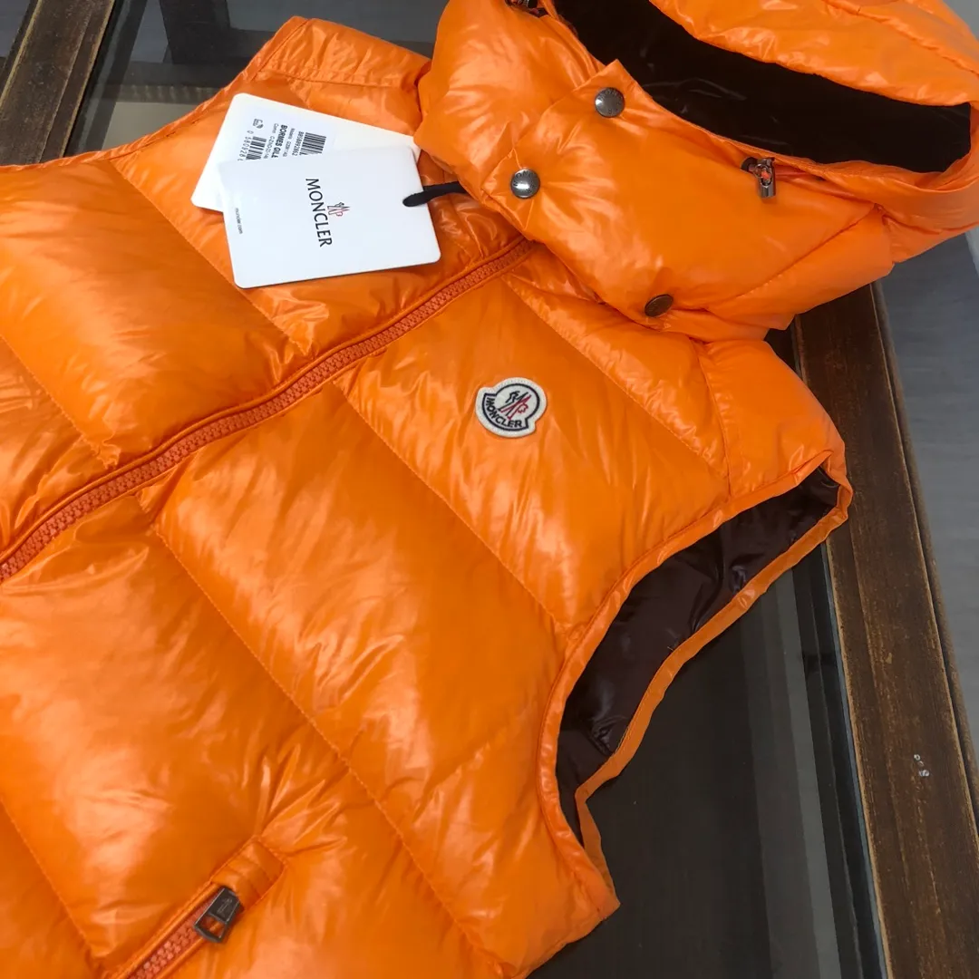 P680 MONCLER Latest Color Couple Style High Version Hooded Down Vest] Super popular item, made in a personalized street punk style, couple style high specification down vest jacket🔥 The hottest style at the moment🔥 Made of M's signature matte technical waterproof fabric, the fabric feels smooth and very textured, and is equipped with classic rectangular quilting to ensure the even distribution of down inside, bringing the ultimate warm and comfortable wearing experience, and it is also very fashionable and stylish! It is filled with imported European standard 90% velvet, which can effectively lock in and collect heat. You can feel its plump state by looking at the actual pictures. It is quite light on the upper body and does not feel bloated at all! The quality is definitely at the same level as the same counter. Friends who have ultra-high standards and pursuit of quality are recommended to buy it now👇 Color: Orange, Maroon, Green, Black Size: 1 2 3 4 5