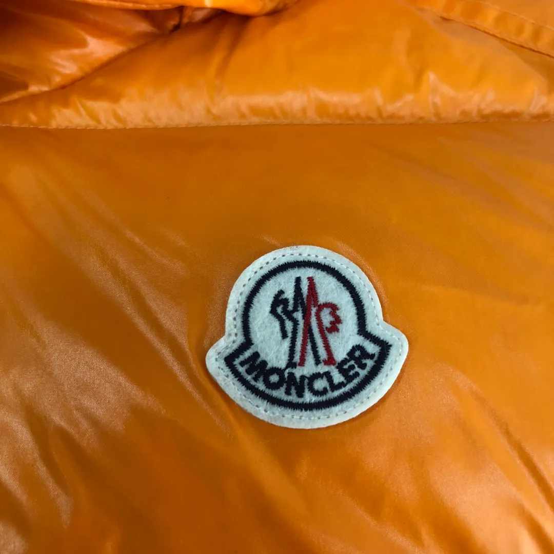 P680 MONCLER Latest Color Couple Style High Version Hooded Down Vest] Super popular item, made in a personalized street punk style, couple style high specification down vest jacket🔥 The hottest style at the moment🔥 Made of M's signature matte technical waterproof fabric, the fabric feels smooth and very textured, and is equipped with classic rectangular quilting to ensure the even distribution of down inside, bringing the ultimate warm and comfortable wearing experience, and it is also very fashionable and stylish! It is filled with imported European standard 90% velvet, which can effectively lock in and collect heat. You can feel its plump state by looking at the actual pictures. It is quite light on the upper body and does not feel bloated at all! The quality is definitely at the same level as the same counter. Friends who have ultra-high standards and pursuit of quality are recommended to buy it now👇 Color: Orange, Maroon, Green, Black Size: 1 2 3 4 5