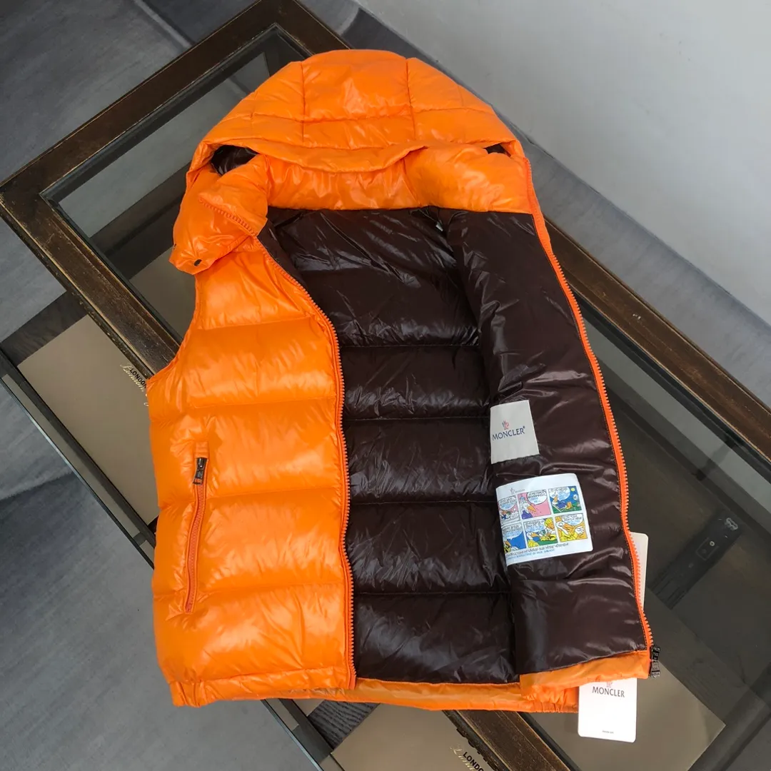 P680 MONCLER Latest Color Couple Style High Version Hooded Down Vest] Super popular item, made in a personalized street punk style, couple style high specification down vest jacket🔥 The hottest style at the moment🔥 Made of M's signature matte technical waterproof fabric, the fabric feels smooth and very textured, and is equipped with classic rectangular quilting to ensure the even distribution of down inside, bringing the ultimate warm and comfortable wearing experience, and it is also very fashionable and stylish! It is filled with imported European standard 90% velvet, which can effectively lock in and collect heat. You can feel its plump state by looking at the actual pictures. It is quite light on the upper body and does not feel bloated at all! The quality is definitely at the same level as the same counter. Friends who have ultra-high standards and pursuit of quality are recommended to buy it now👇 Color: Orange, Maroon, Green, Black Size: 1 2 3 4 5
