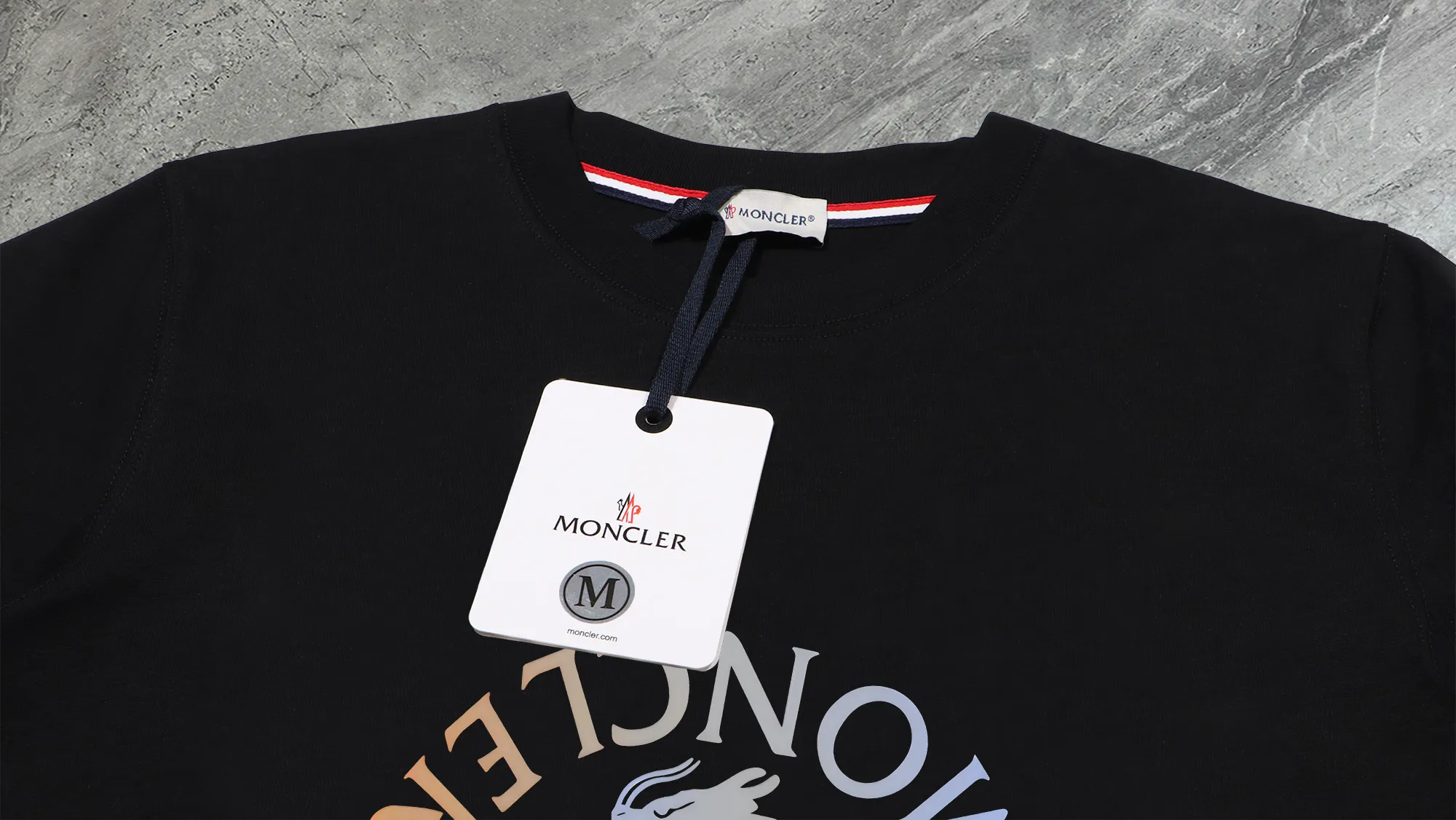P140 💰Upgraded version "Mobile phone smart sensor ~ NFC chip armband ~ direct access to the official website for anti-counterfeiting" "Moncler ~ Mouth Mouth" 2025 new high-quality round neck short-sleeved T-shirt. The cuffs have imported embroidered labels. Customized dyeing, very comfortable to touch. Super versatile and good-looking short-sleeved. Complete with three labels. Non-market ordinary version. Feel free to compare. Quality is absolutely guaranteed! ‼ First of all, this original fabric is all custom-woven with 32-count double yarn fabric, 250G, and the weight is the same‼ Fine workmanship, double waistcoat method, double waistcoat method, double waistcoat method makes the whole dress more three-dimensional, which is not a craft that ordinary T-shirts can achieve🤪 Size: S-M-L-XL-2XL Color: black, white, apricot, same style for men and women
