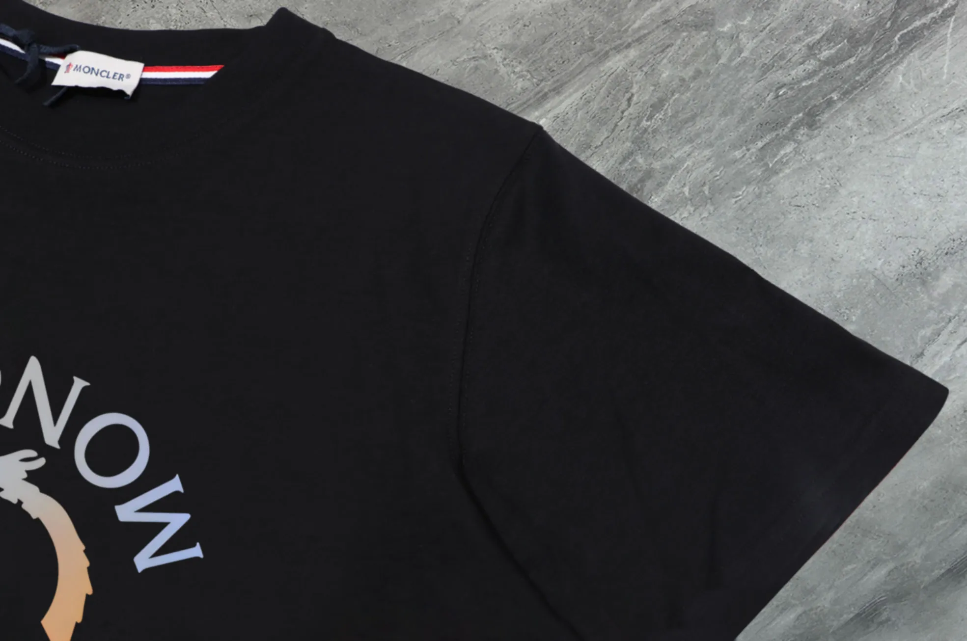 P140 💰Upgraded version "Mobile phone smart sensor ~ NFC chip armband ~ direct access to the official website for anti-counterfeiting" "Moncler ~ Mouth Mouth" 2025 new high-quality round neck short-sleeved T-shirt. The cuffs have imported embroidered labels. Customized dyeing, very comfortable to touch. Super versatile and good-looking short-sleeved. Complete with three labels. Non-market ordinary version. Feel free to compare. Quality is absolutely guaranteed! ‼ First of all, this original fabric is all custom-woven with 32-count double yarn fabric, 250G, and the weight is the same‼ Fine workmanship, double waistcoat method, double waistcoat method, double waistcoat method makes the whole dress more three-dimensional, which is not a craft that ordinary T-shirts can achieve🤪 Size: S-M-L-XL-2XL Color: black, white, apricot, same style for men and women