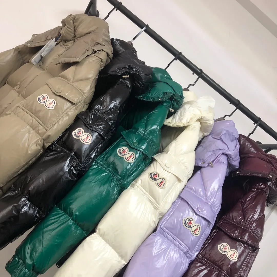 P800 Moncler Maya 70 Short Down Jacket Forest Green The iconic men's Moncler Maya 70 down jacket is highly recognizable and specially designed to celebrate the brand's 70th anniversary. The Moncler Maya down jacket has been reinterpreted specifically to celebrate Moncler's 70th anniversary, and the iconic silhouette has been refreshed in new colors. A classic example of the brand's DNA, it's made from shiny lacquered nylon and embellished with signature rectangular quilting. A classic, cropped design that spans seasons and fashions, the removable hood features a statement silhouette, removable hood and adjustable hem. The sleeves are decorated with the brand's signature classic patch pockets and a patchwork logo designed to celebrate the 70th anniversary. Color: black, ivory white, basalt gray, purple, cabin brown, forest green, code number: 1-2-3-4-5 (M～3xl)
