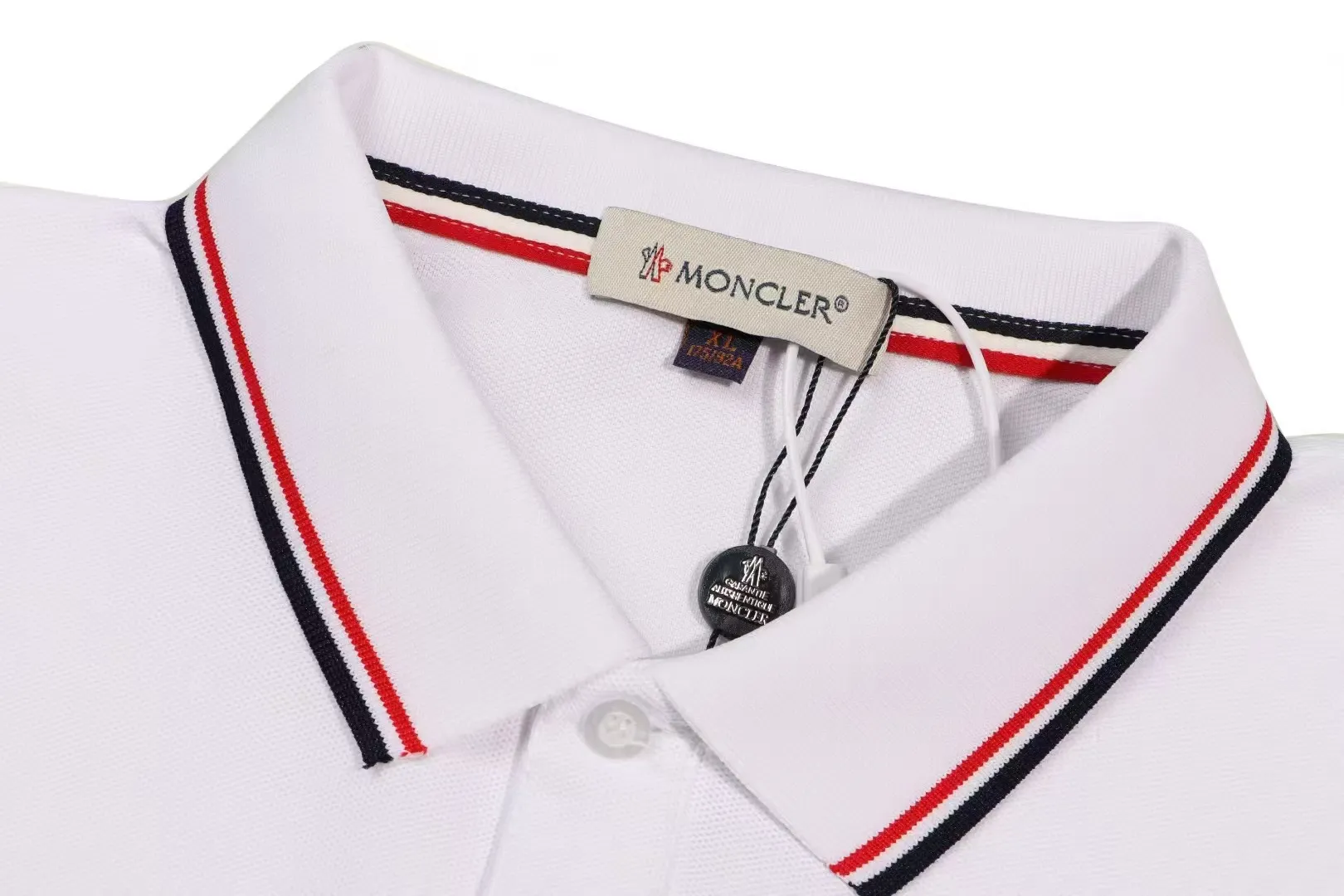P200 New in stock】𝐌𝐎𝐍𝐂𝐋𝐄𝐑~Mengkou #2025 New high-quality lapel long-sleeved POLO shirt in early spring, custom-made fabrics at the counter. Highly breathable and comfortable, with impeccable details. The brand's simple element design concept reflects high quality. It feels delicate and soft! It presents a casual cut and the upper body shape is great! The chest is filled with three-dimensional embroidery of the brand LOGO to highlight quality and luxury. Color: black, white Size: M~L~XL~2XL~3XL