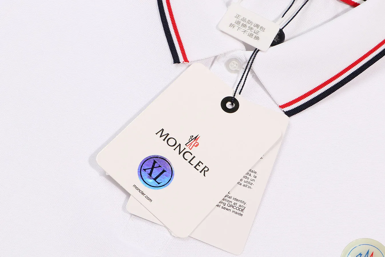 P200 New in stock】𝐌𝐎𝐍𝐂𝐋𝐄𝐑~Mengkou #2025 New high-quality lapel long-sleeved POLO shirt in early spring, custom-made fabrics at the counter. Highly breathable and comfortable, with impeccable details. The brand's simple element design concept reflects high quality. It feels delicate and soft! It presents a casual cut and the upper body shape is great! The chest is filled with three-dimensional embroidery of the brand LOGO to highlight quality and luxury. Color: black, white Size: M~L~XL~2XL~3XL