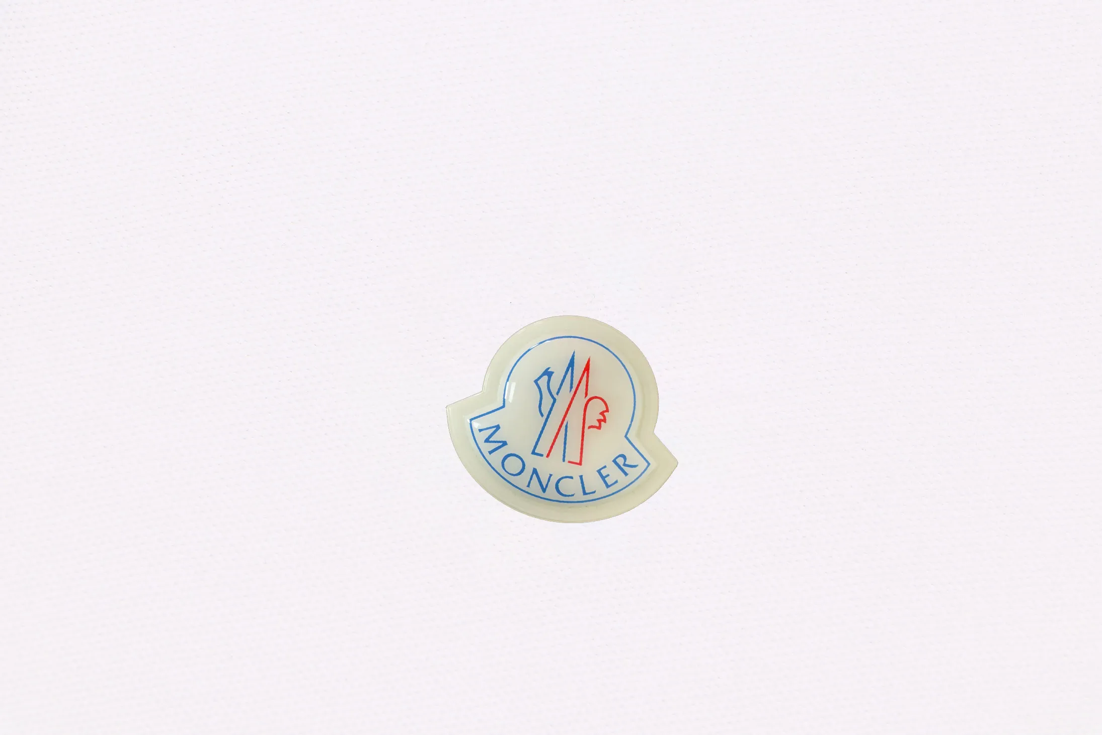 P200 New in stock】𝐌𝐎𝐍𝐂𝐋𝐄𝐑~Mengkou #2025 New high-quality lapel long-sleeved POLO shirt in early spring, custom-made fabrics at the counter. Highly breathable and comfortable, with impeccable details. The brand's simple element design concept reflects high quality. It feels delicate and soft! It presents a casual cut and the upper body shape is great! The chest is filled with three-dimensional embroidery of the brand LOGO to highlight quality and luxury. Color: black, white Size: M~L~XL~2XL~3XL