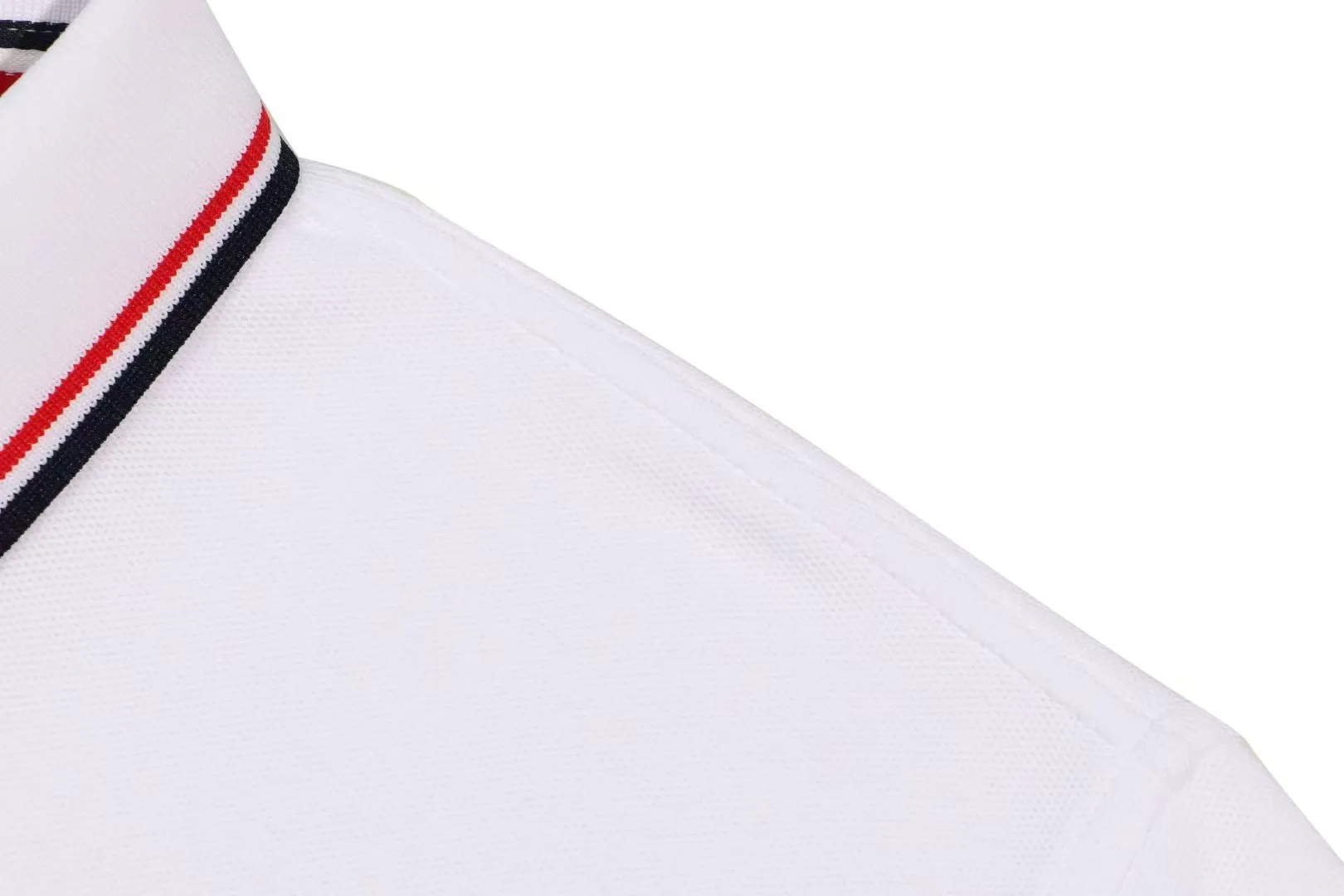 P200 New in stock】𝐌𝐎𝐍𝐂𝐋𝐄𝐑~Mengkou #2025 New high-quality lapel long-sleeved POLO shirt in early spring, custom-made fabrics at the counter. Highly breathable and comfortable, with impeccable details. The brand's simple element design concept reflects high quality. It feels delicate and soft! It presents a casual cut and the upper body shape is great! The chest is filled with three-dimensional embroidery of the brand LOGO to highlight quality and luxury. Color: black, white Size: M~L~XL~2XL~3XL