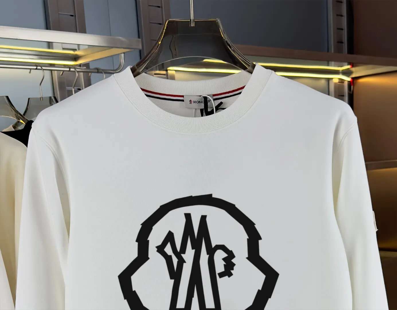 P210 high version sweatshirt) 📦With exclusive picture packaging📦 [Long-term ready stock] Upgraded version "Mobile phone smart sensor ~ NFC chip armband ~ Direct access to the official website anti-counterfeiting" 〖 𝐌𝐎𝐍𝐂𝐋𝐄𝐑 ~ Mouth covering〗 2025 new high quality, using 450g heavyweight fabric Different from the market currency, you can mix and match everything at will and you will be handsome😎The whole clothes is made of double waistcoats. The double waistcoats make the whole dress more three-dimensional. It is not an ordinary factory that can do such fine work. 2025 autumn and winter new style, on sale at the counter, exquisite printed round neck terry sweatshirt. High-end double-ply cotton. Customized stretch ribs are dyed in the same vat. Three standards are complete. It is matched with digital printing patterns and is very breathable. Same style for men and women. Color: black, white, apricot. Size: S M L XL 2XL