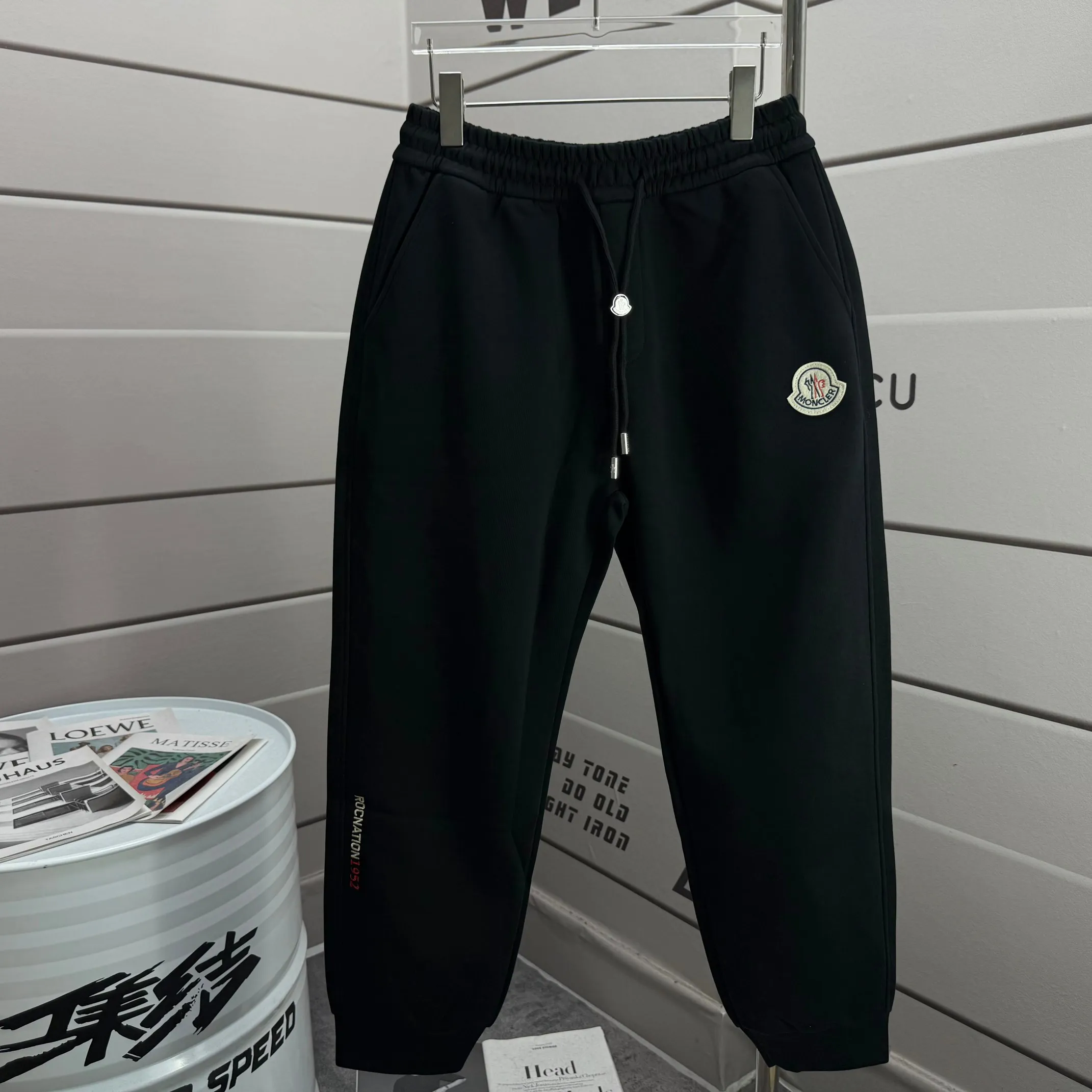 P310 MONCLER* 2025 Autumn new embroidered classic woolen leggings casual sweatpants, same style for men and women. The fabric is made of 380g high-density double-sided Chinese custom fabric. It does not deform or shrink. The three-dimensional drape is amazing. Color: Black Anchor Red Size: M-XXXL