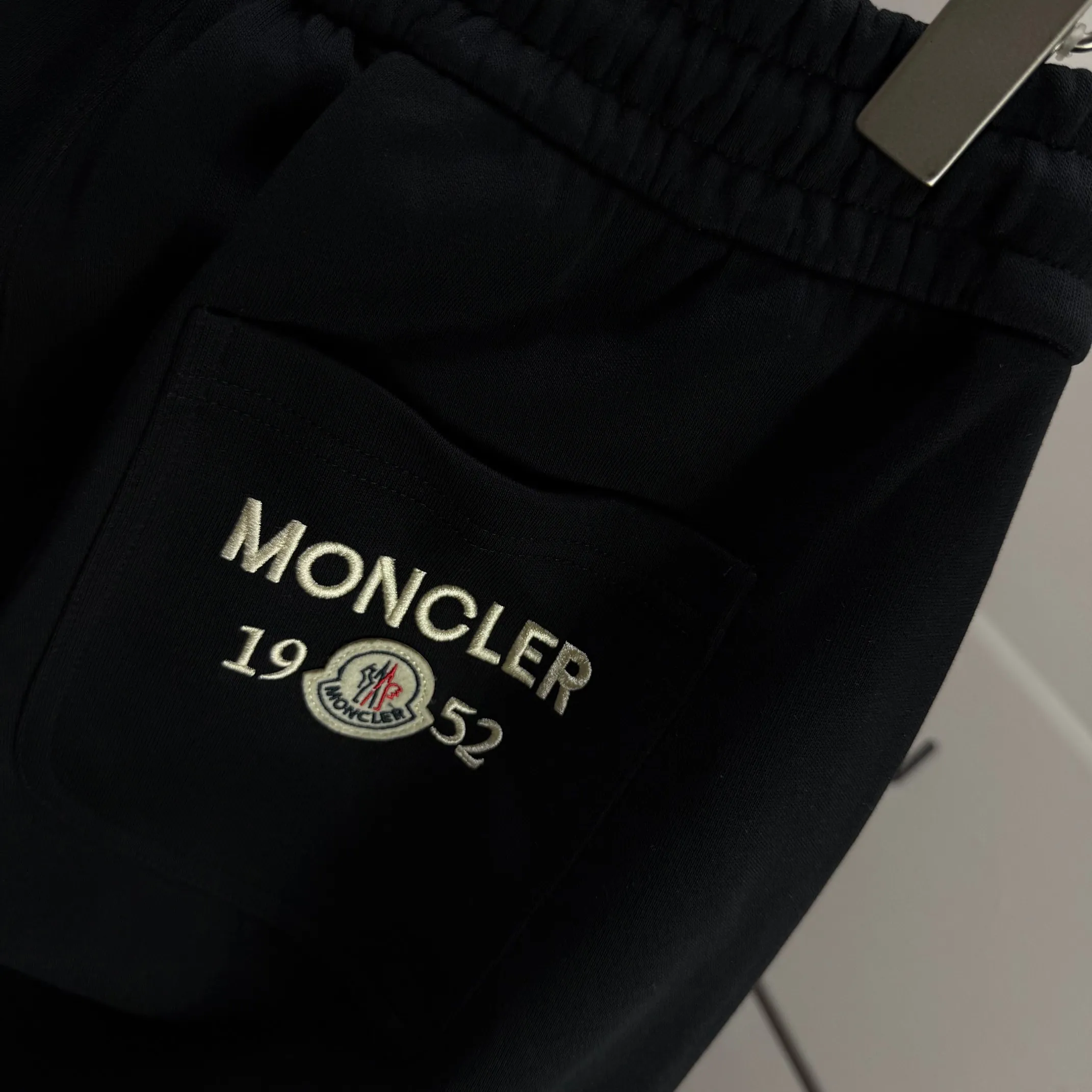 P310 MONCLER* 2025 Autumn new embroidered classic woolen leggings casual sweatpants, same style for men and women. The fabric is made of 380g high-density double-sided Chinese custom fabric. It does not deform or shrink. The three-dimensional drape is amazing. Color: Black Anchor Red Size: M-XXXL
