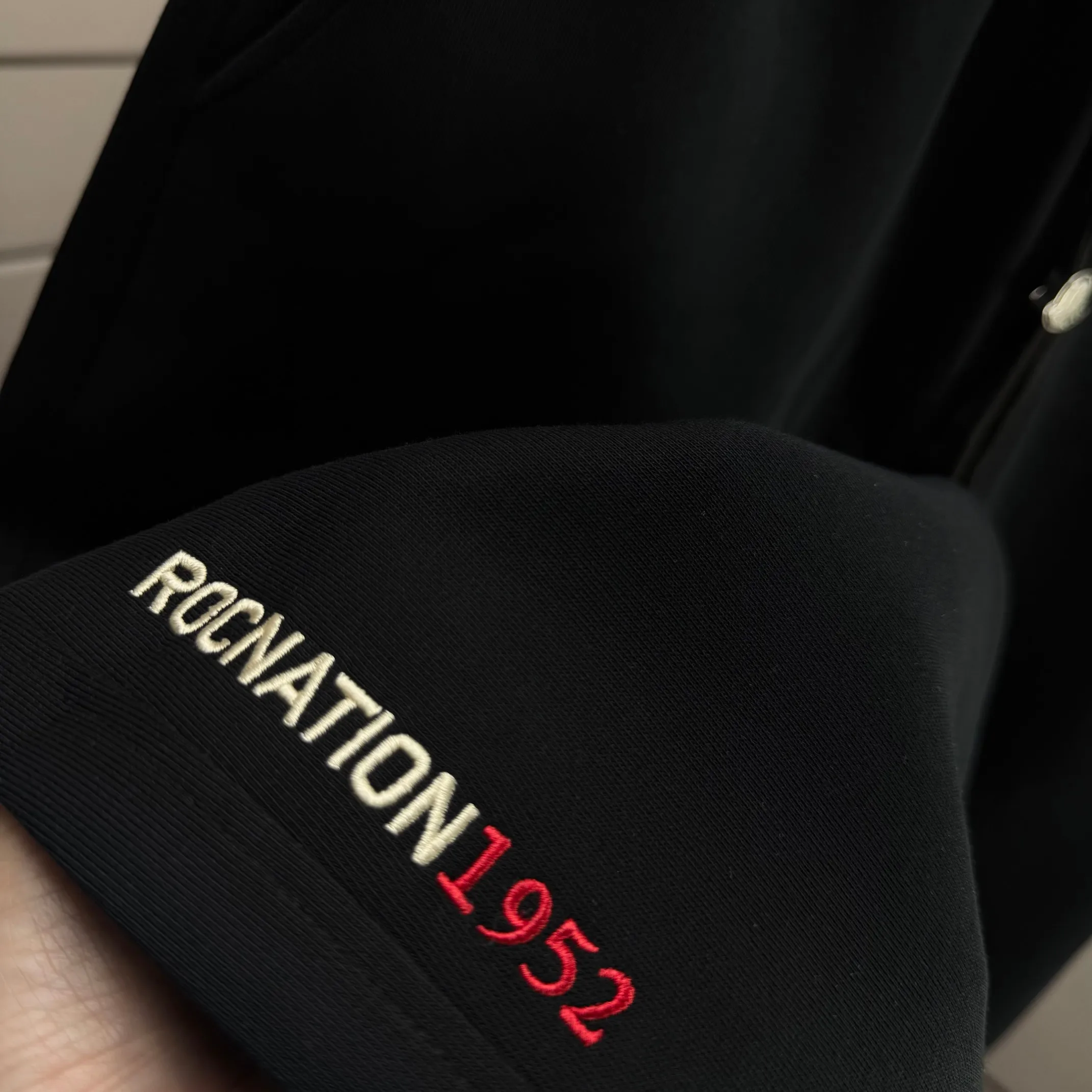 P310 MONCLER* 2025 Autumn new embroidered classic woolen leggings casual sweatpants, same style for men and women. The fabric is made of 380g high-density double-sided Chinese custom fabric. It does not deform or shrink. The three-dimensional drape is amazing. Color: Black Anchor Red Size: M-XXXL