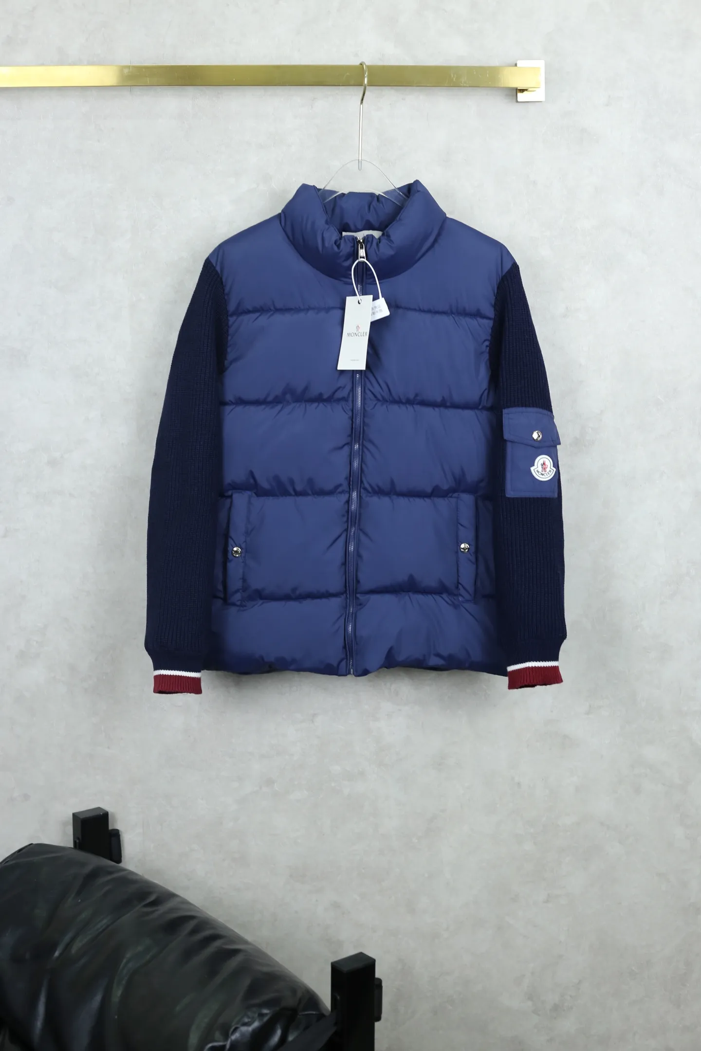 P360 Moncler/Mask Cardigan spliced ​​knitted thick cotton jacket. In autumn and winter, you need to be warm and decent with your eyes closed. This piece will not cause trouble with your eyes closed. New spliced ​​knitted series. Popular chocolate color. Versatile and good-looking.