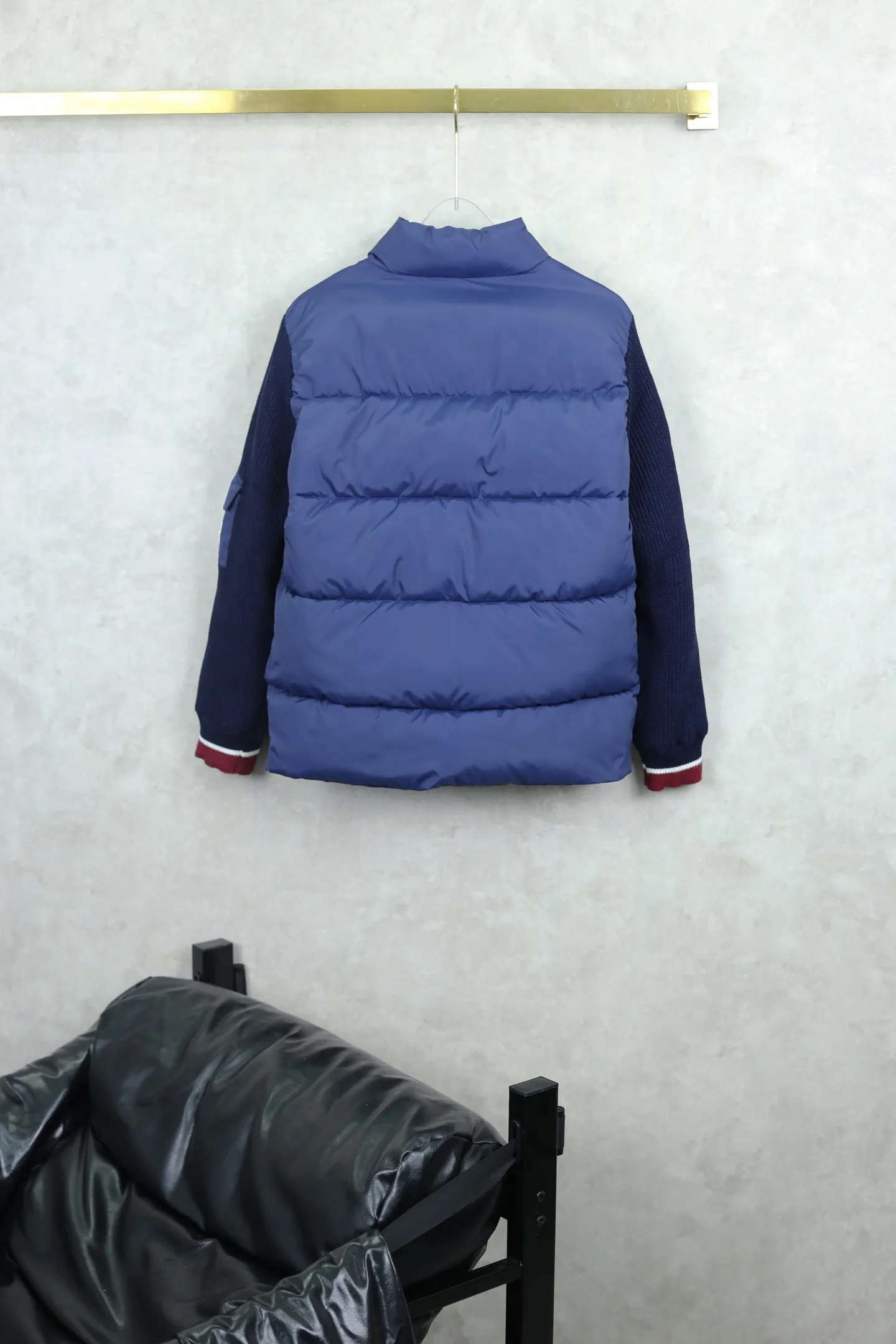P360 Moncler/Mask Cardigan spliced ​​knitted thick cotton jacket. In autumn and winter, you need to be warm and decent with your eyes closed. This piece will not cause trouble with your eyes closed. New spliced ​​knitted series. Popular chocolate color. Versatile and good-looking.
