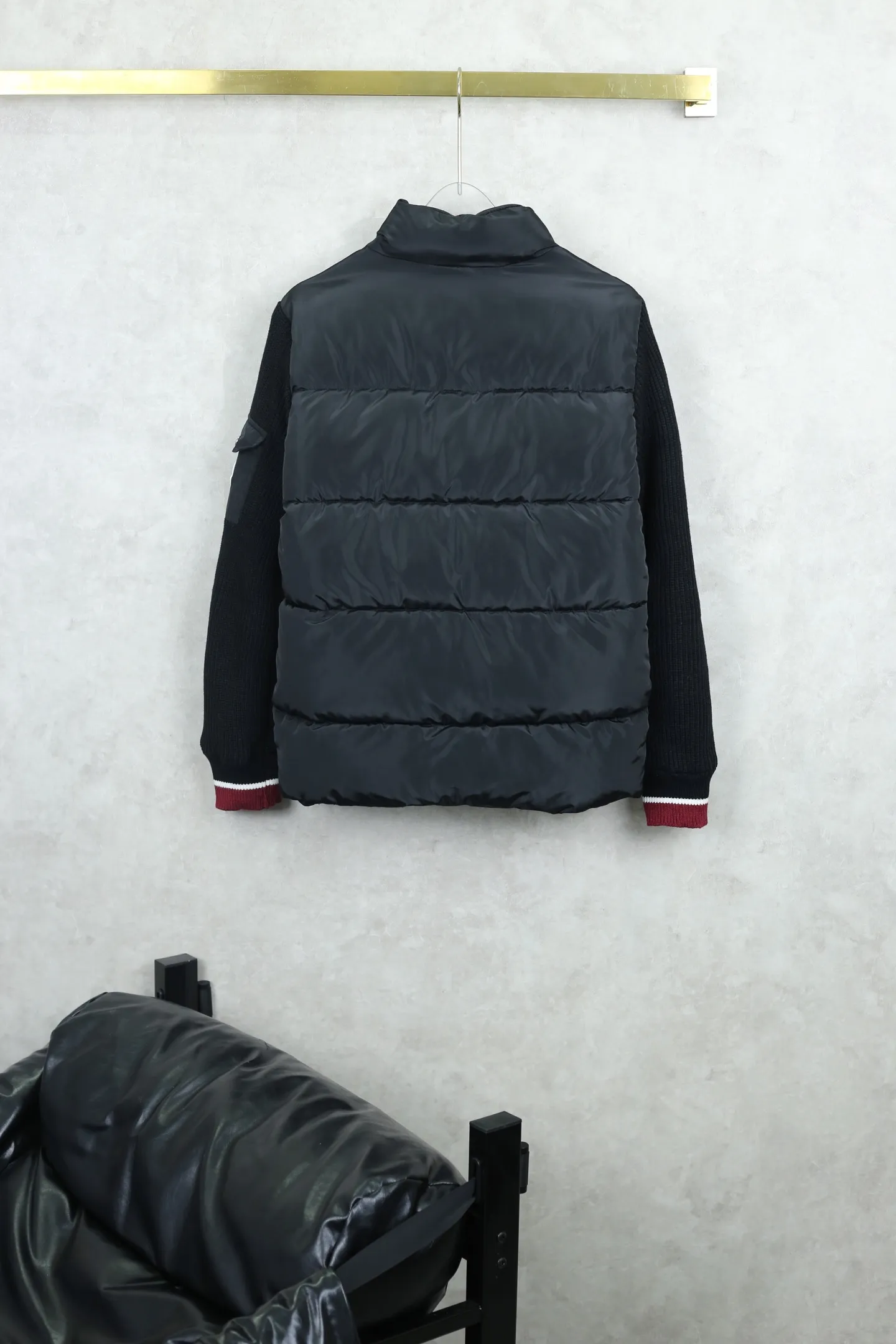 P360 Moncler/Mask Cardigan spliced ​​knitted thick cotton jacket. In autumn and winter, you need to be warm and decent with your eyes closed. This piece will not cause trouble with your eyes closed. New spliced ​​knitted series. Popular chocolate color. Versatile and good-looking.