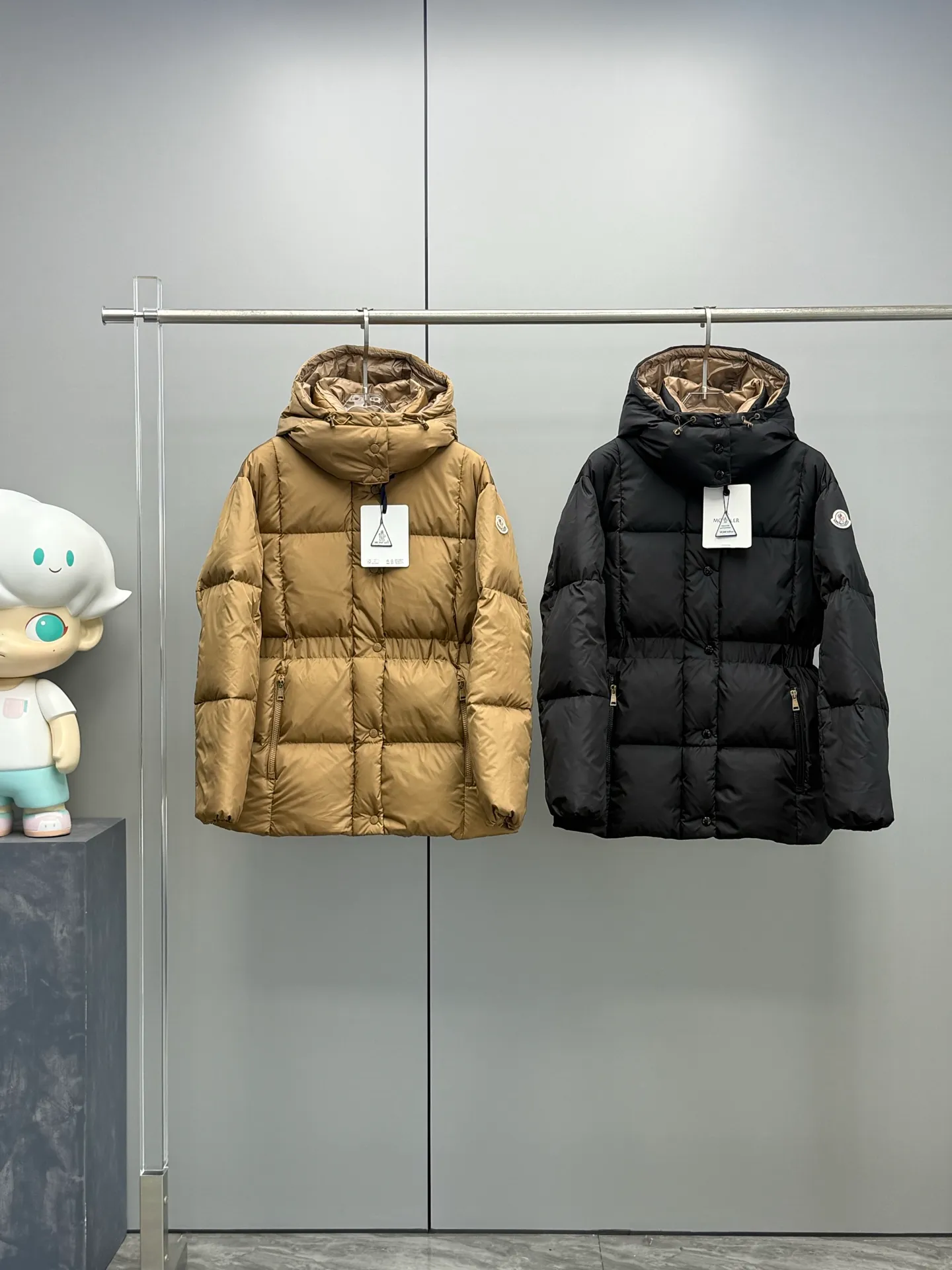 P960 Moncler 2025 Autumn and Winter New Product Agneux Waisted Women's Contrast Color Hooded Ant Waist Slimming Mid-Length Down Jacket For high-end "thin" collectors: Exclusive three-dimensional tailoring outlines a waist curve comparable to high-end fashion. With a belt, your ant waist will stand out, I want both warmth and style! Contrast color aesthetic player: The bold and advanced contrasting color hood design breaks the dull feeling in winter. One thing is the focus, and the back is the scenery. Elegant and practical: the length protects the waist, hips and thighs, and has maximum windproof and thermal insulation. Whether commuting or dating, it is synonymous with elegance in walking. Outfit Tips: Winter warmth should not be at the expense of curves. Color: Black Khaki Size: 0-1-2-3