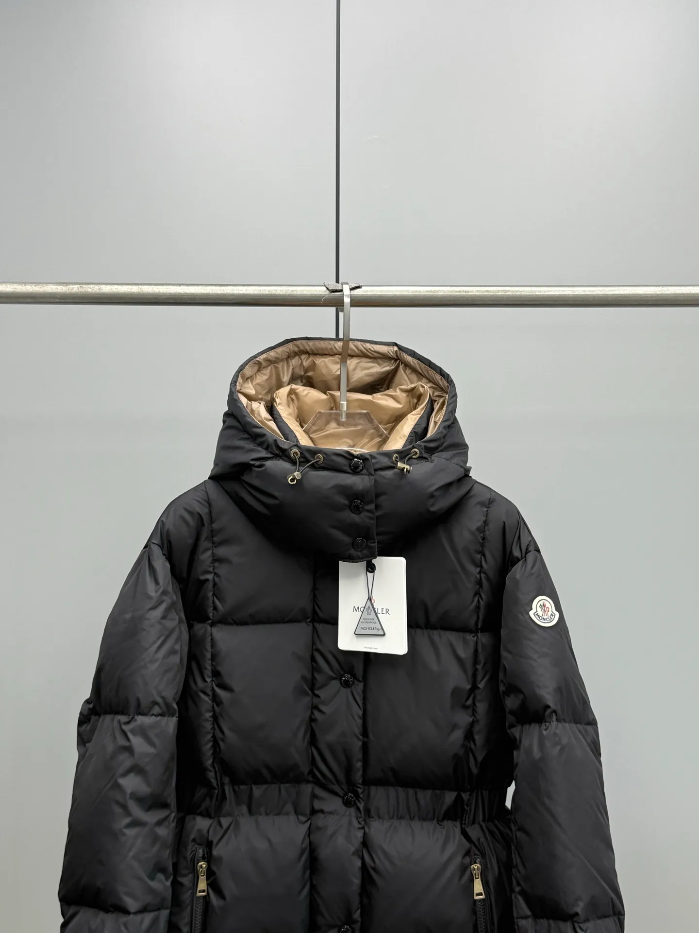 P960 Moncler 2025 Autumn and Winter New Product Agneux Waisted Women's Contrast Color Hooded Ant Waist Slimming Mid-Length Down Jacket For high-end "thin" collectors: Exclusive three-dimensional tailoring outlines a waist curve comparable to high-end fashion. With a belt, your ant waist will stand out, I want both warmth and style! Contrast color aesthetic player: The bold and advanced contrasting color hood design breaks the dull feeling in winter. One thing is the focus, and the back is the scenery. Elegant and practical: the length protects the waist, hips and thighs, and has maximum windproof and thermal insulation. Whether commuting or dating, it is synonymous with elegance in walking. Outfit Tips: Winter warmth should not be at the expense of curves. Color: Black Khaki Size: 0-1-2-3