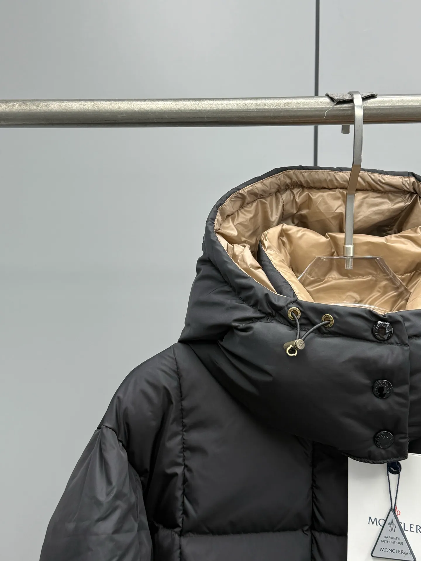 P960 Moncler 2025 Autumn and Winter New Product Agneux Waisted Women's Contrast Color Hooded Ant Waist Slimming Mid-Length Down Jacket For high-end "thin" collectors: Exclusive three-dimensional tailoring outlines a waist curve comparable to high-end fashion. With a belt, your ant waist will stand out, I want both warmth and style! Contrast color aesthetic player: The bold and advanced contrasting color hood design breaks the dull feeling in winter. One thing is the focus, and the back is the scenery. Elegant and practical: the length protects the waist, hips and thighs, and has maximum windproof and thermal insulation. Whether commuting or dating, it is synonymous with elegance in walking. Outfit Tips: Winter warmth should not be at the expense of curves. Color: Black Khaki Size: 0-1-2-3