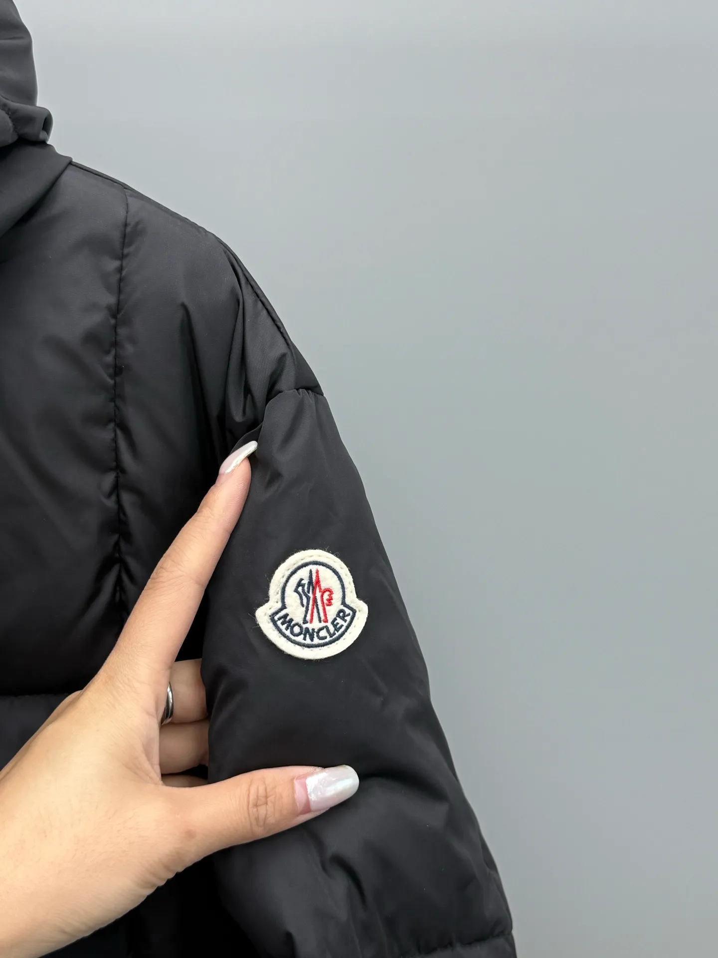 P960 Moncler 2025 Autumn and Winter New Product Agneux Waisted Women's Contrast Color Hooded Ant Waist Slimming Mid-Length Down Jacket For high-end "thin" collectors: Exclusive three-dimensional tailoring outlines a waist curve comparable to high-end fashion. With a belt, your ant waist will stand out, I want both warmth and style! Contrast color aesthetic player: The bold and advanced contrasting color hood design breaks the dull feeling in winter. One thing is the focus, and the back is the scenery. Elegant and practical: the length protects the waist, hips and thighs, and has maximum windproof and thermal insulation. Whether commuting or dating, it is synonymous with elegance in walking. Outfit Tips: Winter warmth should not be at the expense of curves. Color: Black Khaki Size: 0-1-2-3