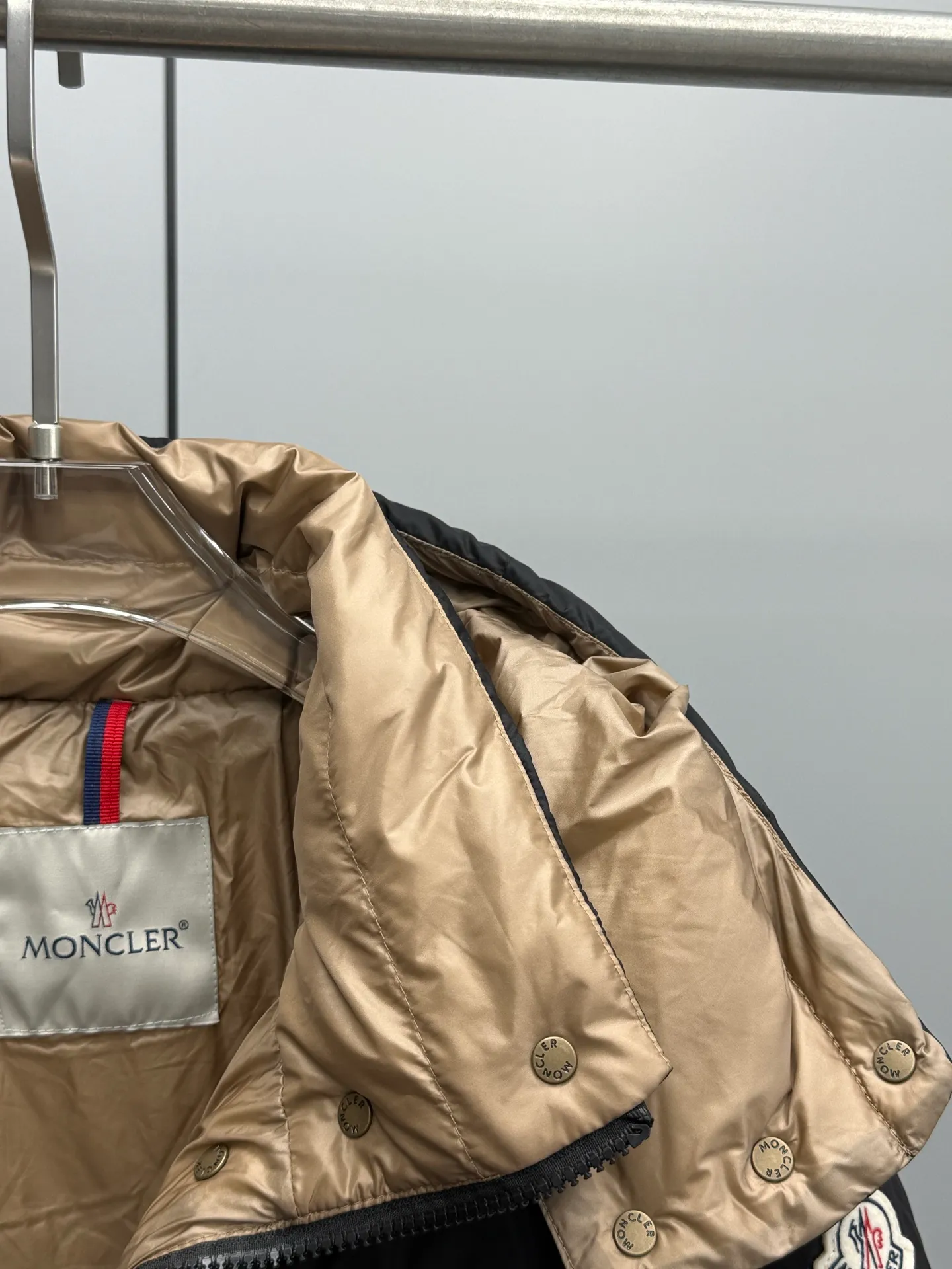 P960 Moncler 2025 Autumn and Winter New Product Agneux Waisted Women's Contrast Color Hooded Ant Waist Slimming Mid-Length Down Jacket For high-end "thin" collectors: Exclusive three-dimensional tailoring outlines a waist curve comparable to high-end fashion. With a belt, your ant waist will stand out, I want both warmth and style! Contrast color aesthetic player: The bold and advanced contrasting color hood design breaks the dull feeling in winter. One thing is the focus, and the back is the scenery. Elegant and practical: the length protects the waist, hips and thighs, and has maximum windproof and thermal insulation. Whether commuting or dating, it is synonymous with elegance in walking. Outfit Tips: Winter warmth should not be at the expense of curves. Color: Black Khaki Size: 0-1-2-3