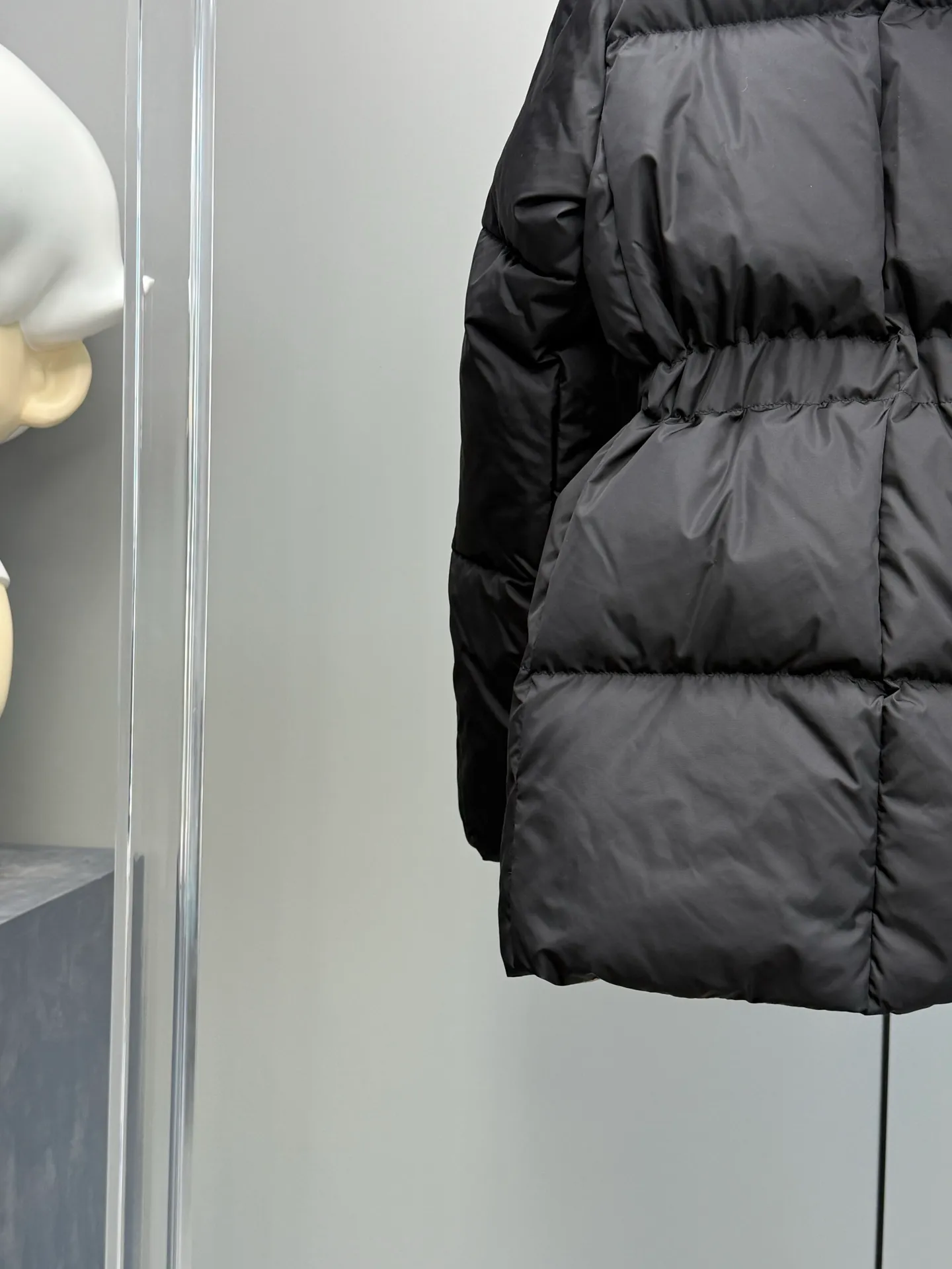 P960 Moncler 2025 Autumn and Winter New Product Agneux Waisted Women's Contrast Color Hooded Ant Waist Slimming Mid-Length Down Jacket For high-end "thin" collectors: Exclusive three-dimensional tailoring outlines a waist curve comparable to high-end fashion. With a belt, your ant waist will stand out, I want both warmth and style! Contrast color aesthetic player: The bold and advanced contrasting color hood design breaks the dull feeling in winter. One thing is the focus, and the back is the scenery. Elegant and practical: the length protects the waist, hips and thighs, and has maximum windproof and thermal insulation. Whether commuting or dating, it is synonymous with elegance in walking. Outfit Tips: Winter warmth should not be at the expense of curves. Color: Black Khaki Size: 0-1-2-3