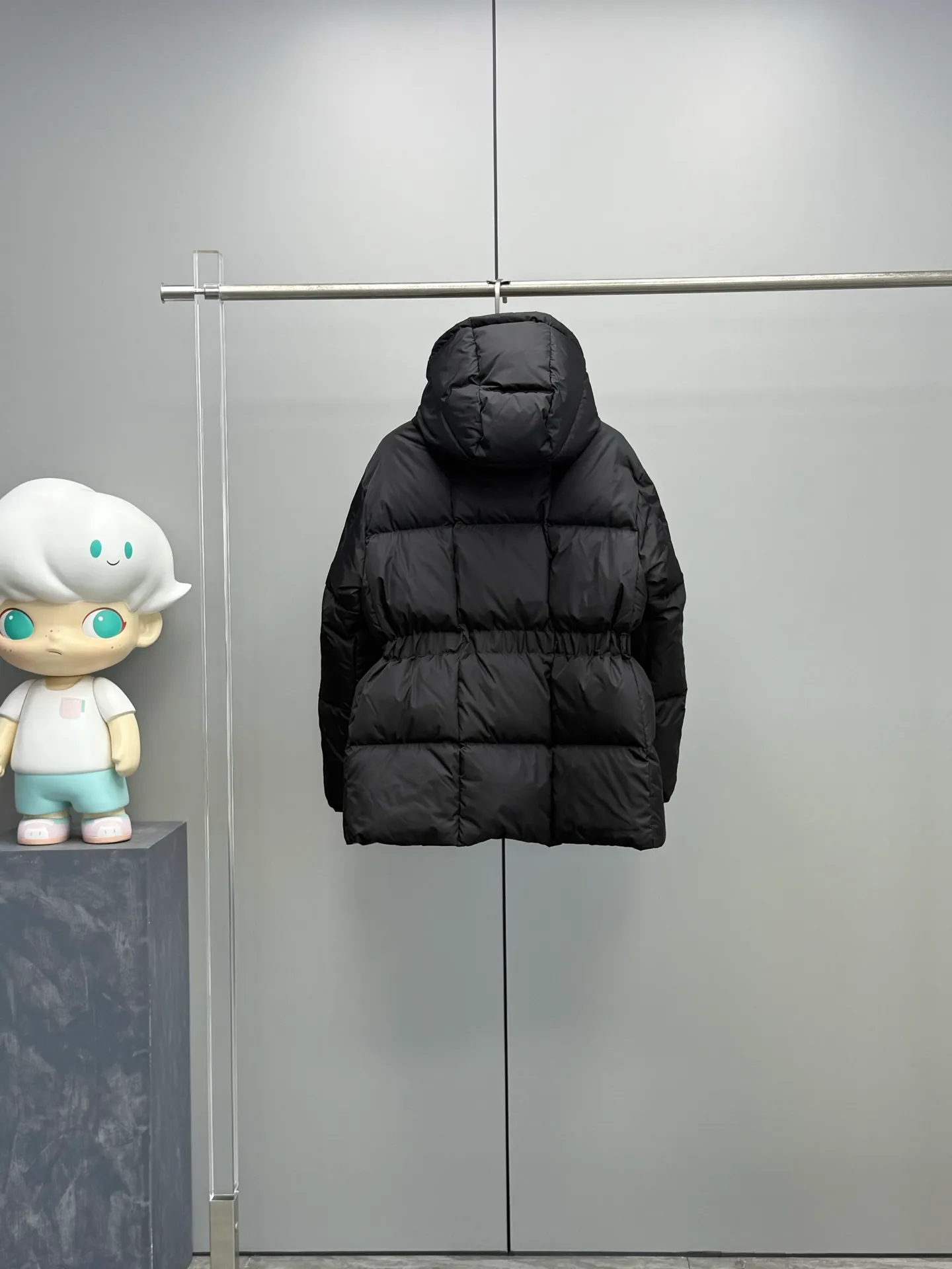 P960 Moncler 2025 Autumn and Winter New Product Agneux Waisted Women's Contrast Color Hooded Ant Waist Slimming Mid-Length Down Jacket For high-end "thin" collectors: Exclusive three-dimensional tailoring outlines a waist curve comparable to high-end fashion. With a belt, your ant waist will stand out, I want both warmth and style! Contrast color aesthetic player: The bold and advanced contrasting color hood design breaks the dull feeling in winter. One thing is the focus, and the back is the scenery. Elegant and practical: the length protects the waist, hips and thighs, and has maximum windproof and thermal insulation. Whether commuting or dating, it is synonymous with elegance in walking. Outfit Tips: Winter warmth should not be at the expense of curves. Color: Black Khaki Size: 0-1-2-3