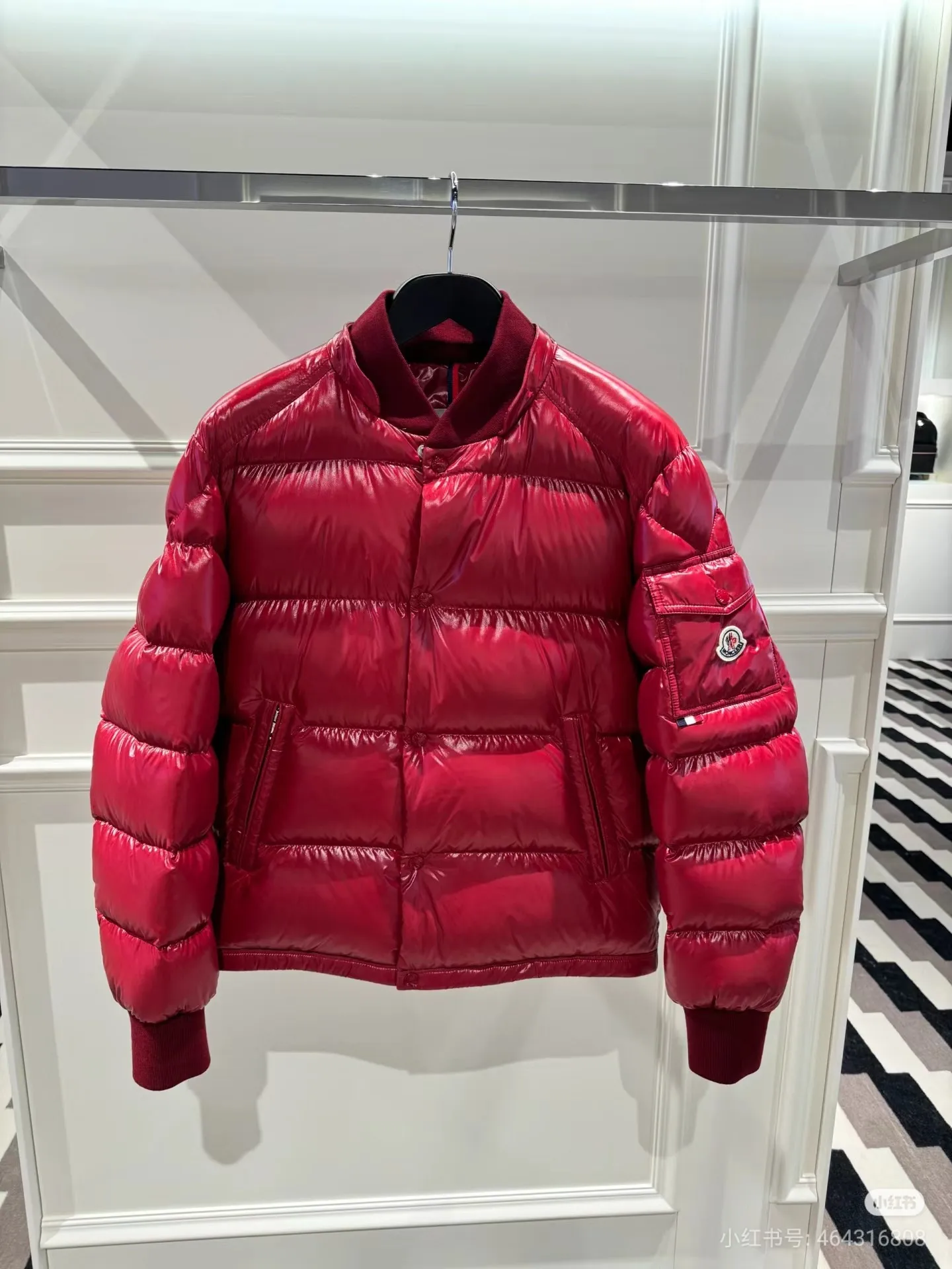 P920 [Top version] MONCLER/Mongolian, 2024ss latest classic autumn and winter down jacket #The highest version on the market 1:1 replica developed from the original board Fabric: Made of heavy industry top 90 white duck down, full and fluffy The hardware accessories are all imported original customization. Full of thickness The texture is different from market products Can be compared at the counter Highly restored Same style for men and women Counter synchronization Code number: 1 2 3 4 5