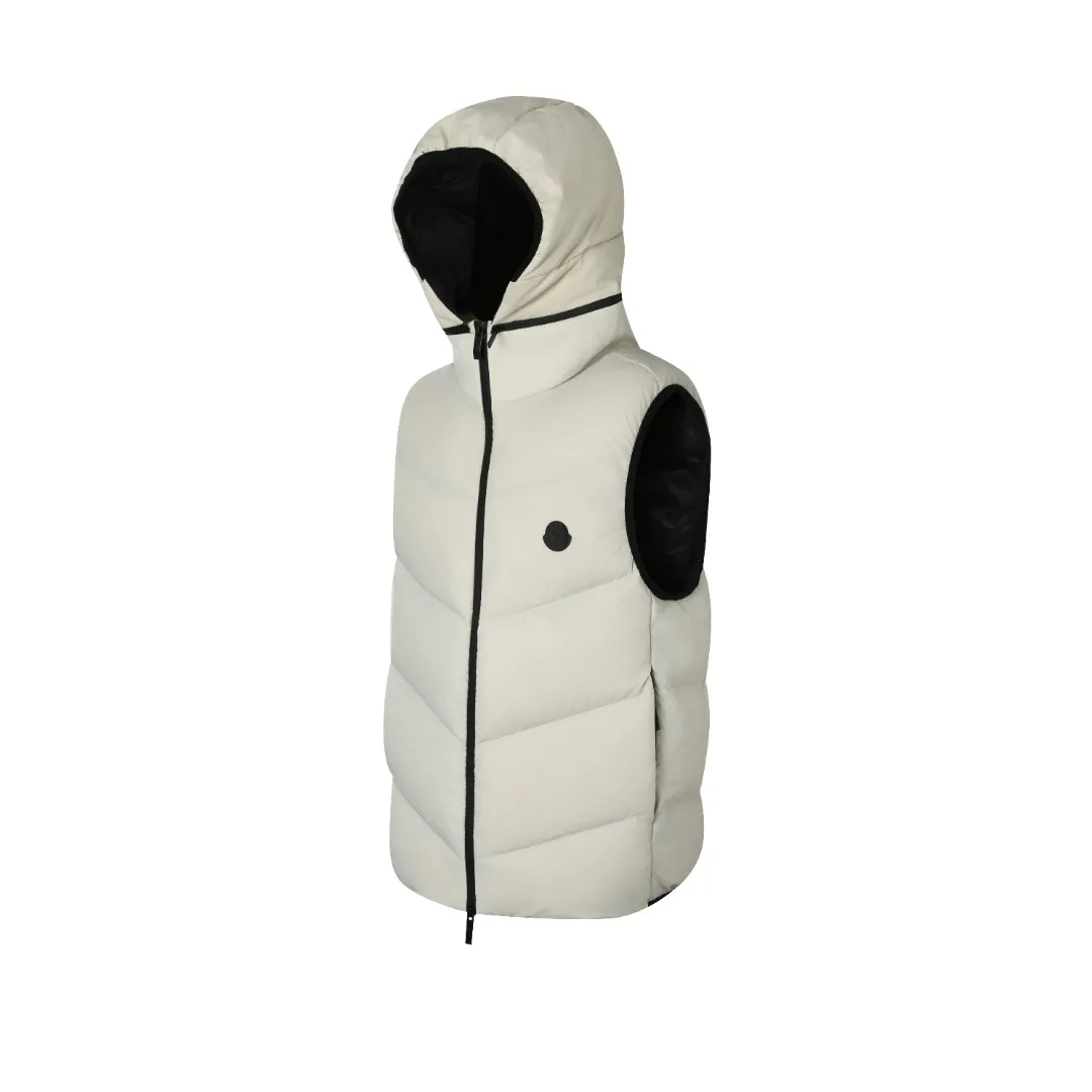 P680 MONCLER Badge Hooded Down Vest Fabric selection: Made of nylon fabric made of 100% nylon, which is woven into a tight and tough fabric through advanced textile technology, which increases the strength of the skeleton to effectively block the invasion of cold wind and lock the warm air generated by the down layer. After tight weaving and special treatment, it is waterproof and windproof. The surface forms a certain lotus leaf effect, and is wrinkle-resistant and not easily deformed, making it easy for daily care.  Technology: The quilting stitches are sewn in a diagonal direction at an angle of approximately 70 degrees. The diagonal lines are arranged in parallel. The fabric and filling are planned into different functional areas, and the quilting stitches in each partition are relatively independent. This allows the finished product to produce a larger deformation space along the diagonal direction when stretched and pressed, making it less likely to tighten and break, and has rich visual effects, modern and advanced features.  Details: After the hood is removed, the stand-up collar displays an embossed logo of the same color, adding a unique visual experience and tactile details.  High-quality filling: It is filled with 90% selected white duck down, weighing 170g, ensuring fluffy rebound, lightness and warmth.  Accessories: One-to-one customized zipper pendant, one-to-one customized badge, one-to-one customized three-label SIZE: 1 2 3 4