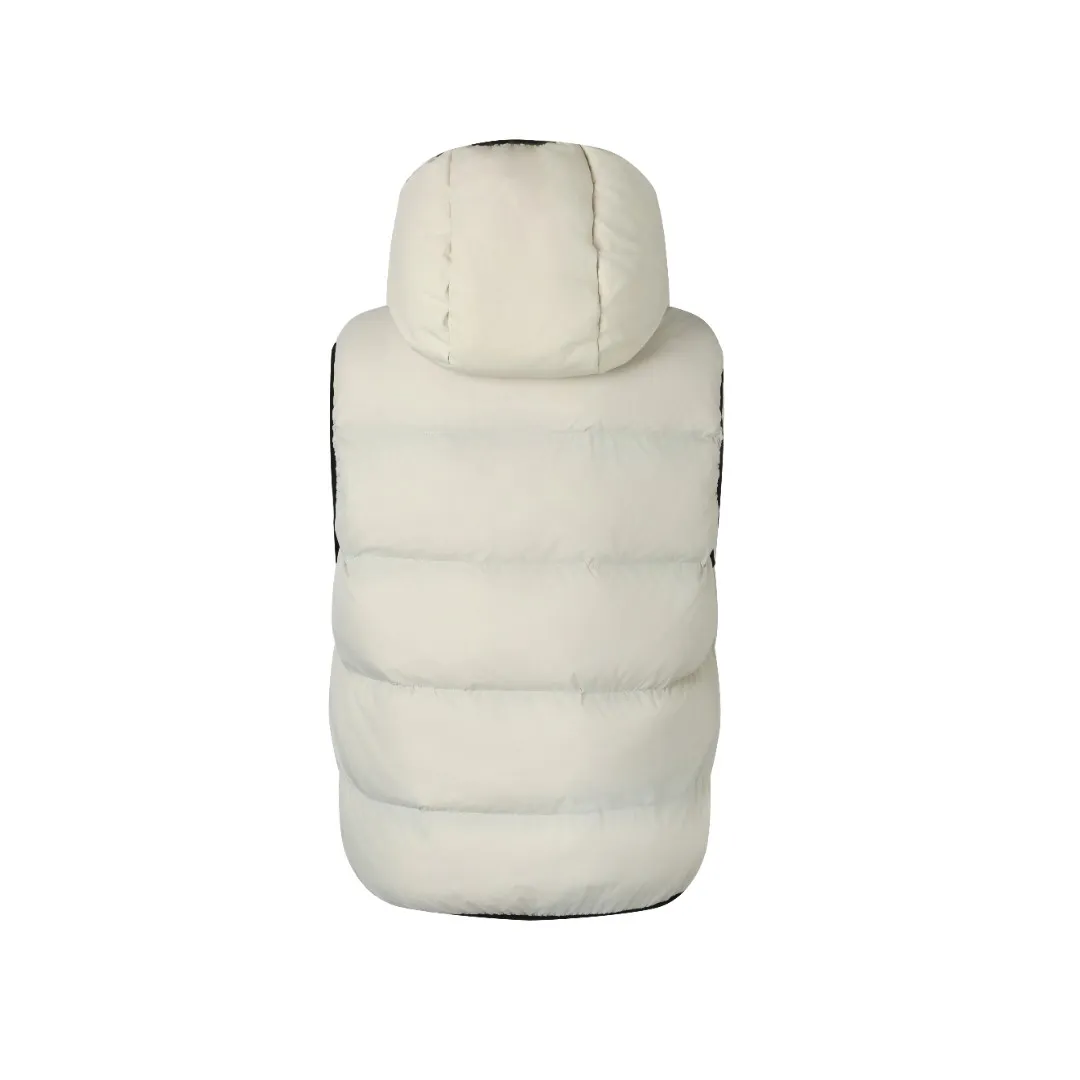 P680 MONCLER Badge Hooded Down Vest Fabric selection: Made of nylon fabric made of 100% nylon, which is woven into a tight and tough fabric through advanced textile technology, which increases the strength of the skeleton to effectively block the invasion of cold wind and lock the warm air generated by the down layer. After tight weaving and special treatment, it is waterproof and windproof. The surface forms a certain lotus leaf effect, and is wrinkle-resistant and not easily deformed, making it easy for daily care.  Technology: The quilting stitches are sewn in a diagonal direction at an angle of approximately 70 degrees. The diagonal lines are arranged in parallel. The fabric and filling are planned into different functional areas, and the quilting stitches in each partition are relatively independent. This allows the finished product to produce a larger deformation space along the diagonal direction when stretched and pressed, making it less likely to tighten and break, and has rich visual effects, modern and advanced features.  Details: After the hood is removed, the stand-up collar displays an embossed logo of the same color, adding a unique visual experience and tactile details.  High-quality filling: It is filled with 90% selected white duck down, weighing 170g, ensuring fluffy rebound, lightness and warmth.  Accessories: One-to-one customized zipper pendant, one-to-one customized badge, one-to-one customized three-label SIZE: 1 2 3 4