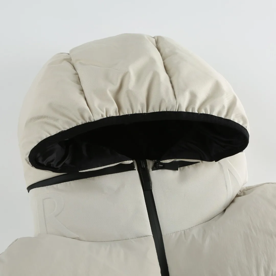 P680 MONCLER Badge Hooded Down Vest Fabric selection: Made of nylon fabric made of 100% nylon, which is woven into a tight and tough fabric through advanced textile technology, which increases the strength of the skeleton to effectively block the invasion of cold wind and lock the warm air generated by the down layer. After tight weaving and special treatment, it is waterproof and windproof. The surface forms a certain lotus leaf effect, and is wrinkle-resistant and not easily deformed, making it easy for daily care.  Technology: The quilting stitches are sewn in a diagonal direction at an angle of approximately 70 degrees. The diagonal lines are arranged in parallel. The fabric and filling are planned into different functional areas, and the quilting stitches in each partition are relatively independent. This allows the finished product to produce a larger deformation space along the diagonal direction when stretched and pressed, making it less likely to tighten and break, and has rich visual effects, modern and advanced features.  Details: After the hood is removed, the stand-up collar displays an embossed logo of the same color, adding a unique visual experience and tactile details.  High-quality filling: It is filled with 90% selected white duck down, weighing 170g, ensuring fluffy rebound, lightness and warmth.  Accessories: One-to-one customized zipper pendant, one-to-one customized badge, one-to-one customized three-label SIZE: 1 2 3 4