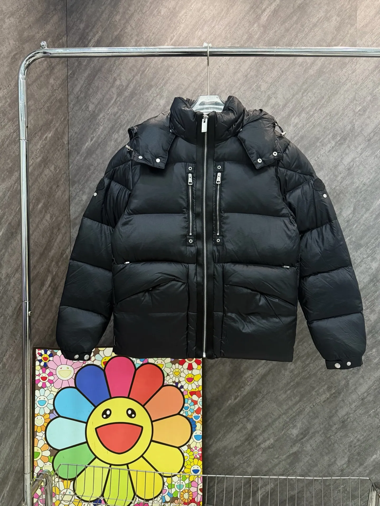 P1040 model number Y158 Meng Mouth joint 1017ALYX9SM hooded webbing down jacket Victoria Victoria's same model Celebrity upper body Heavy industry down jacket ⚠️Guangzhou Inspection International Standard 90% white duck down 10% Feather filling degree is high MONCLER's first cooperation with a functional street brand to reshape the classic design Original consistent customized hardware accessories Highly recommended Mainly recommended style Multi-hidden pocket design throughout the body Detachable hat technology, classic style that will never go out of style. The pictures are all real shots without beauty filters. Buy with confidence ~ Color: Black, White Apricot, Size: S M L XL