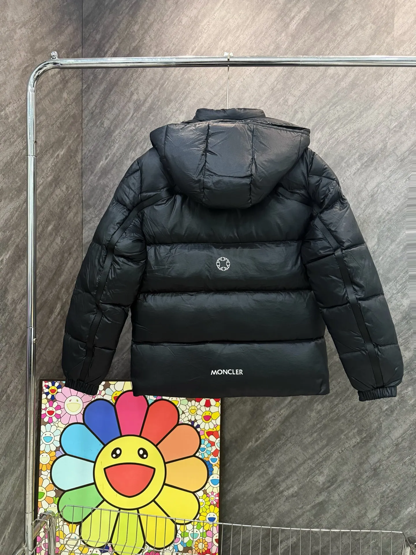 P1040 model number Y158 Meng Mouth joint 1017ALYX9SM hooded webbing down jacket Victoria Victoria's same model Celebrity upper body Heavy industry down jacket ⚠️Guangzhou Inspection International Standard 90% white duck down 10% Feather filling degree is high MONCLER's first cooperation with a functional street brand to reshape the classic design Original consistent customized hardware accessories Highly recommended Mainly recommended style Multi-hidden pocket design throughout the body Detachable hat technology, classic style that will never go out of style. The pictures are all real shots without beauty filters. Buy with confidence ~ Color: Black, White Apricot, Size: S M L XL