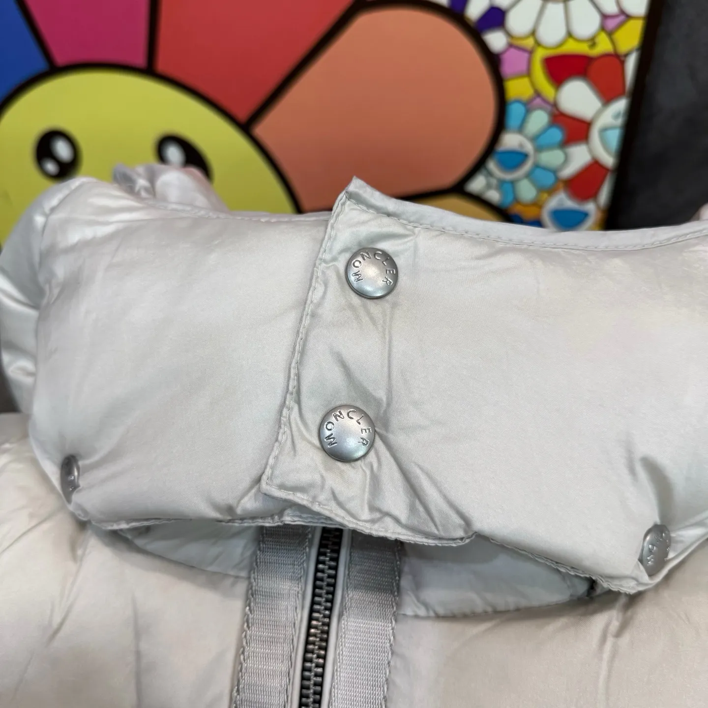 P1040 model number Y158 Meng Mouth joint 1017ALYX9SM hooded webbing down jacket Victoria Victoria's same model Celebrity upper body Heavy industry down jacket ⚠️Guangzhou Inspection International Standard 90% white duck down 10% Feather filling degree is high MONCLER's first cooperation with a functional street brand to reshape the classic design Original consistent customized hardware accessories Highly recommended Mainly recommended style Multi-hidden pocket design throughout the body Detachable hat technology, classic style that will never go out of style. The pictures are all real shots without beauty filters. Buy with confidence ~ Color: Black, White Apricot, Size: S M L XL
